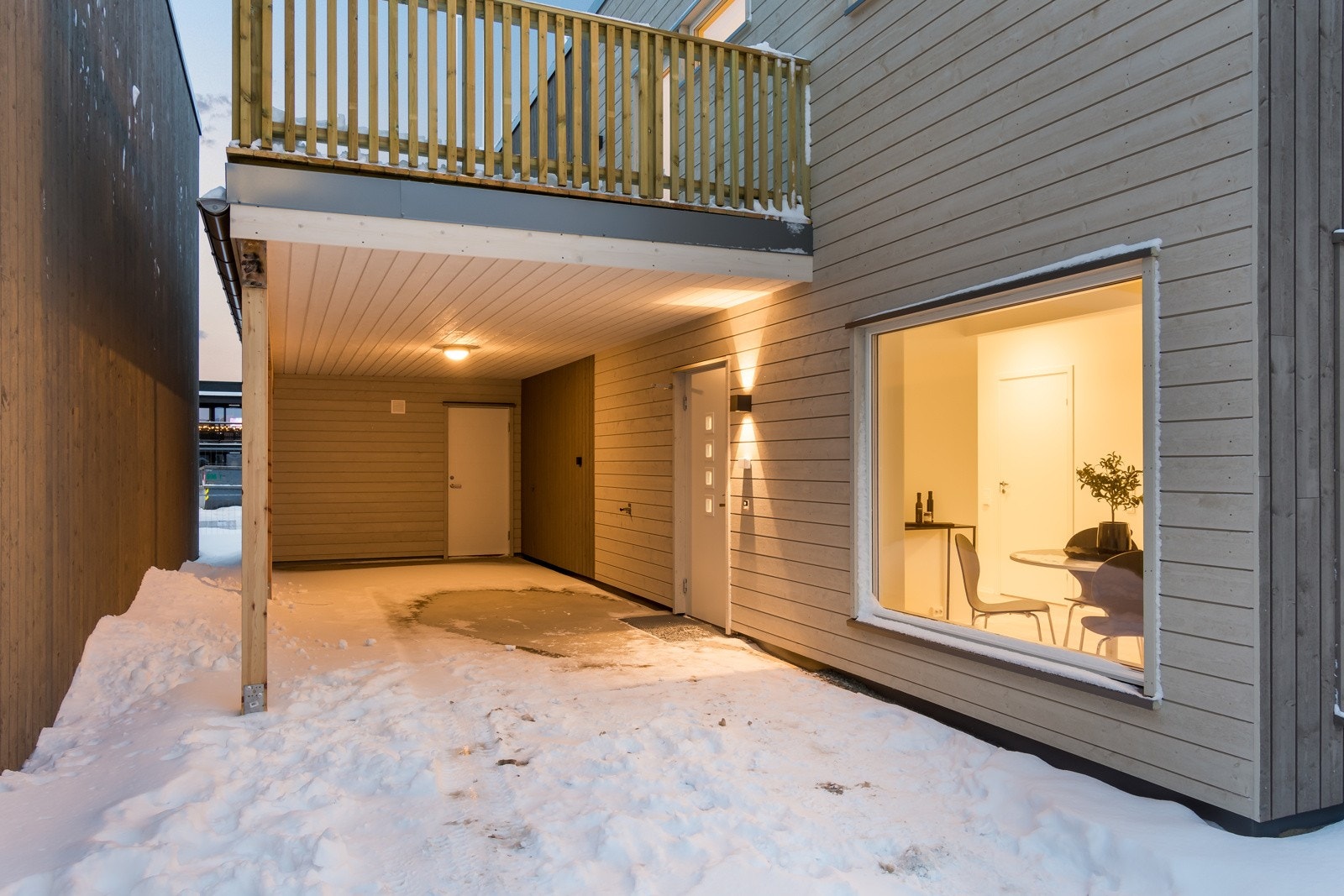 Parkering i carport samt oppstillingsplasser - utvendig utstyrsbod i tilknytning. Galleribilde