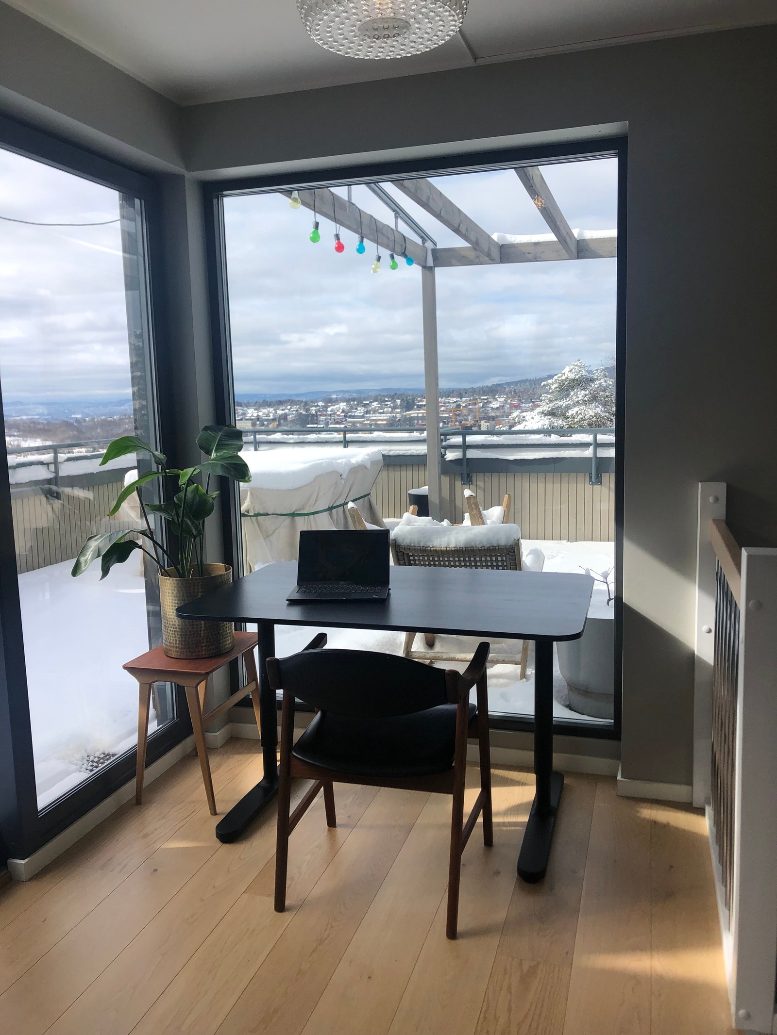 Loftstue med kontorpult med skjermer for hjemmekontor. God utsikt. Galleribilde