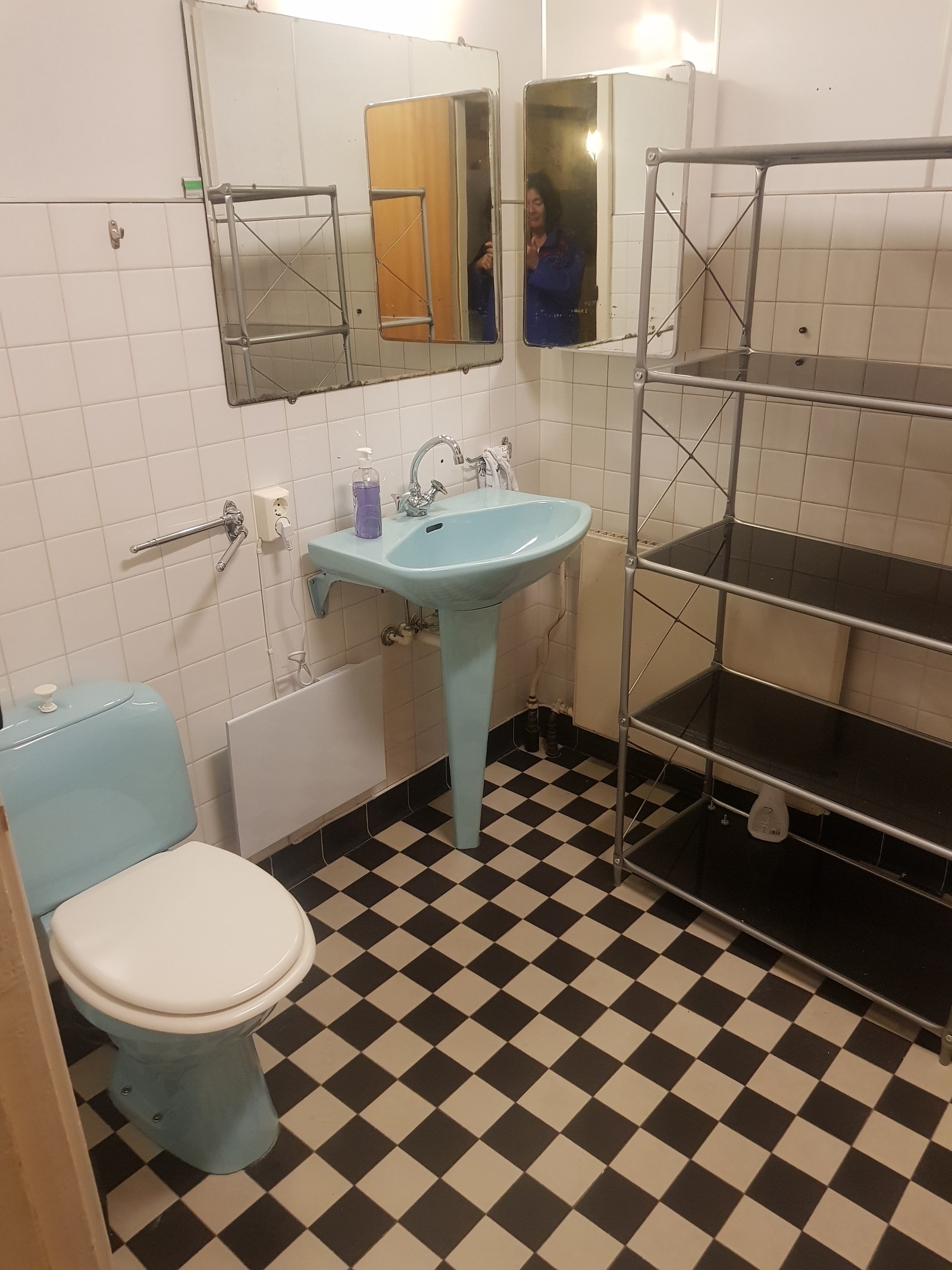 Eget bad med badekar og dusj i tilknytning til Karnapprom 1.etg. , - dette er badet til det ledige rommet Galleribilde