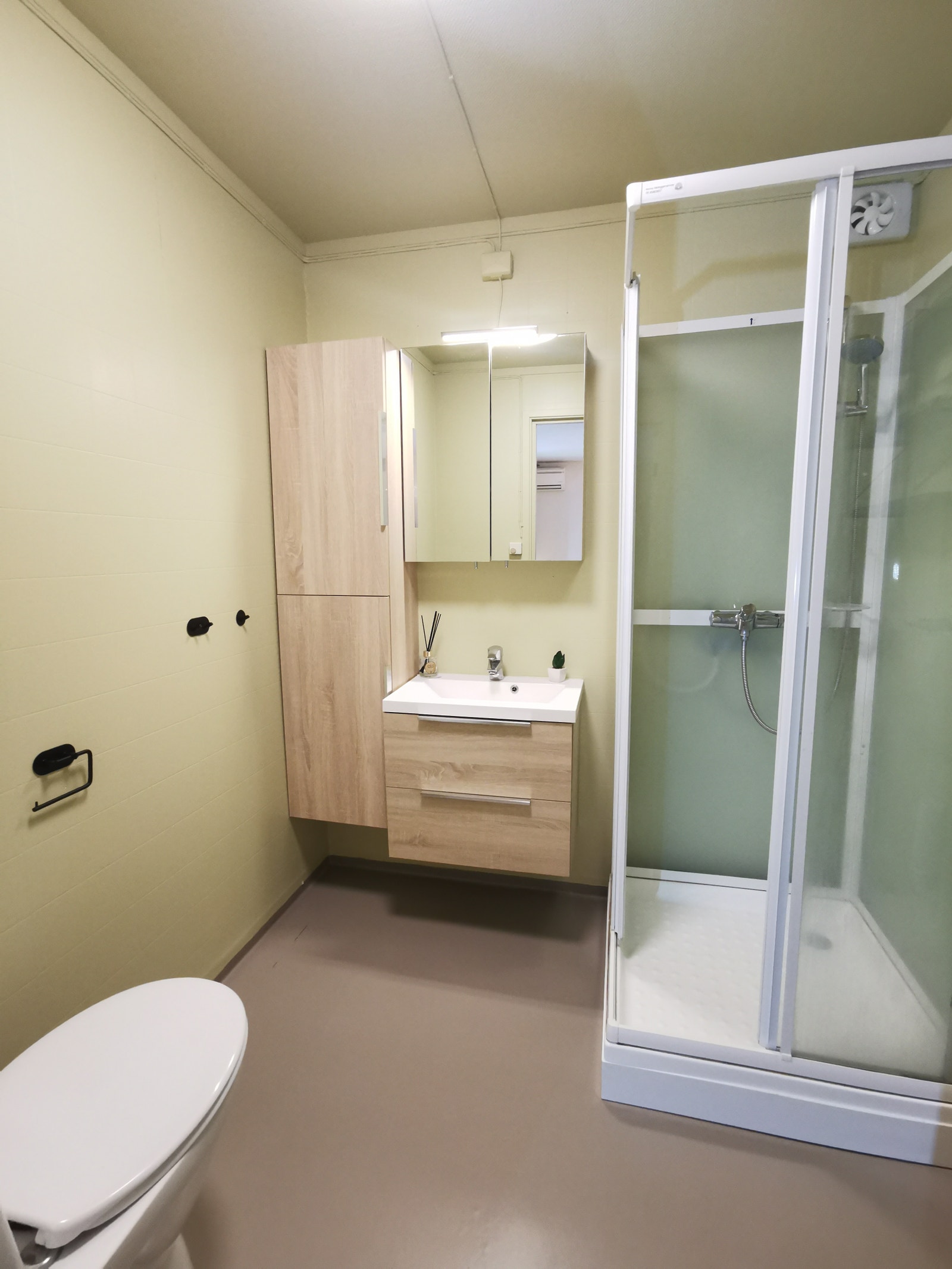Bad med opplegg for vaskemaskin Galleribilde