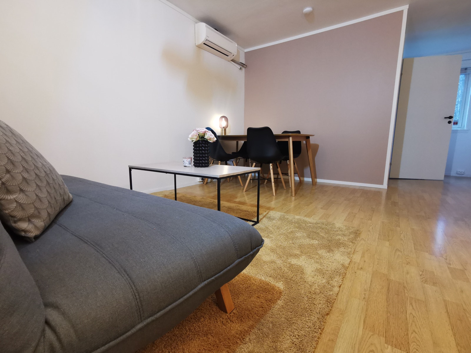 Stuedel med soverom 2 bak veggen. Spisebordet er byttet ut med et rundt. Galleribilde