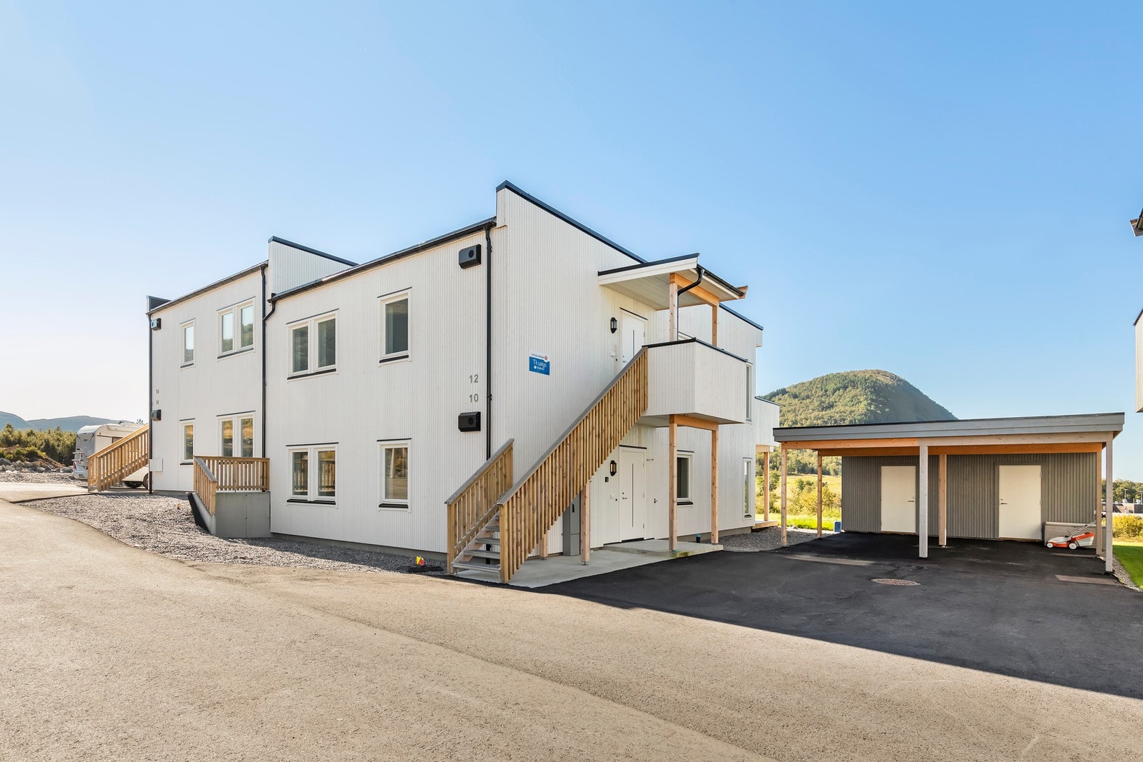 Asfaltert vei og gårdsplass Galleribilde