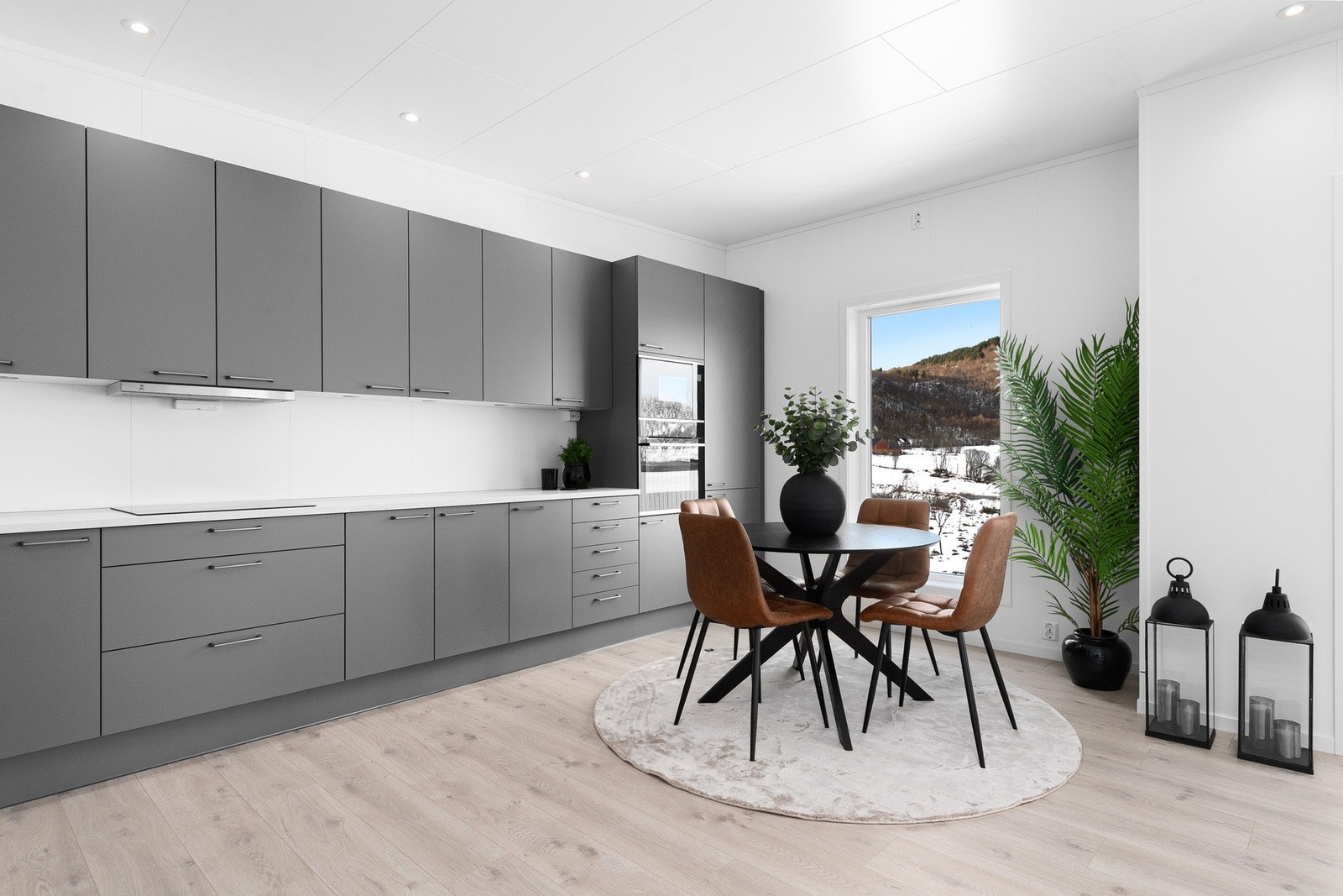 Downlights og god plass til spisebord Galleribilde