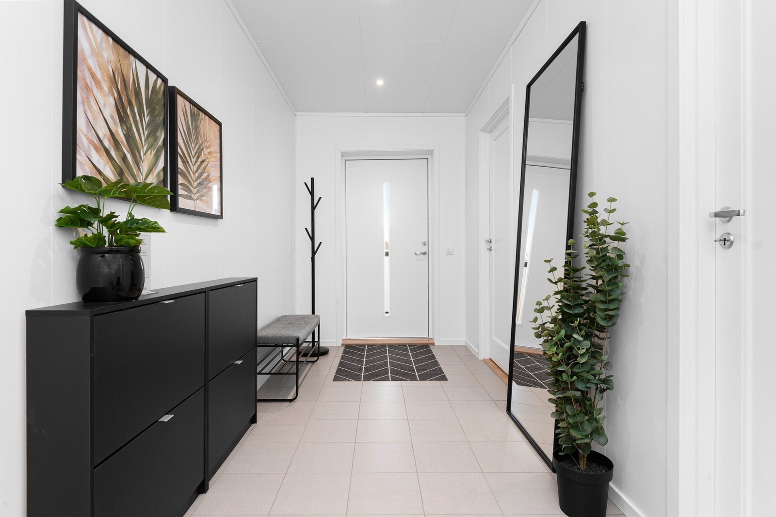 Gang og inngangsparti er romslig med plass til skoskap og garderobeskap Galleribilde