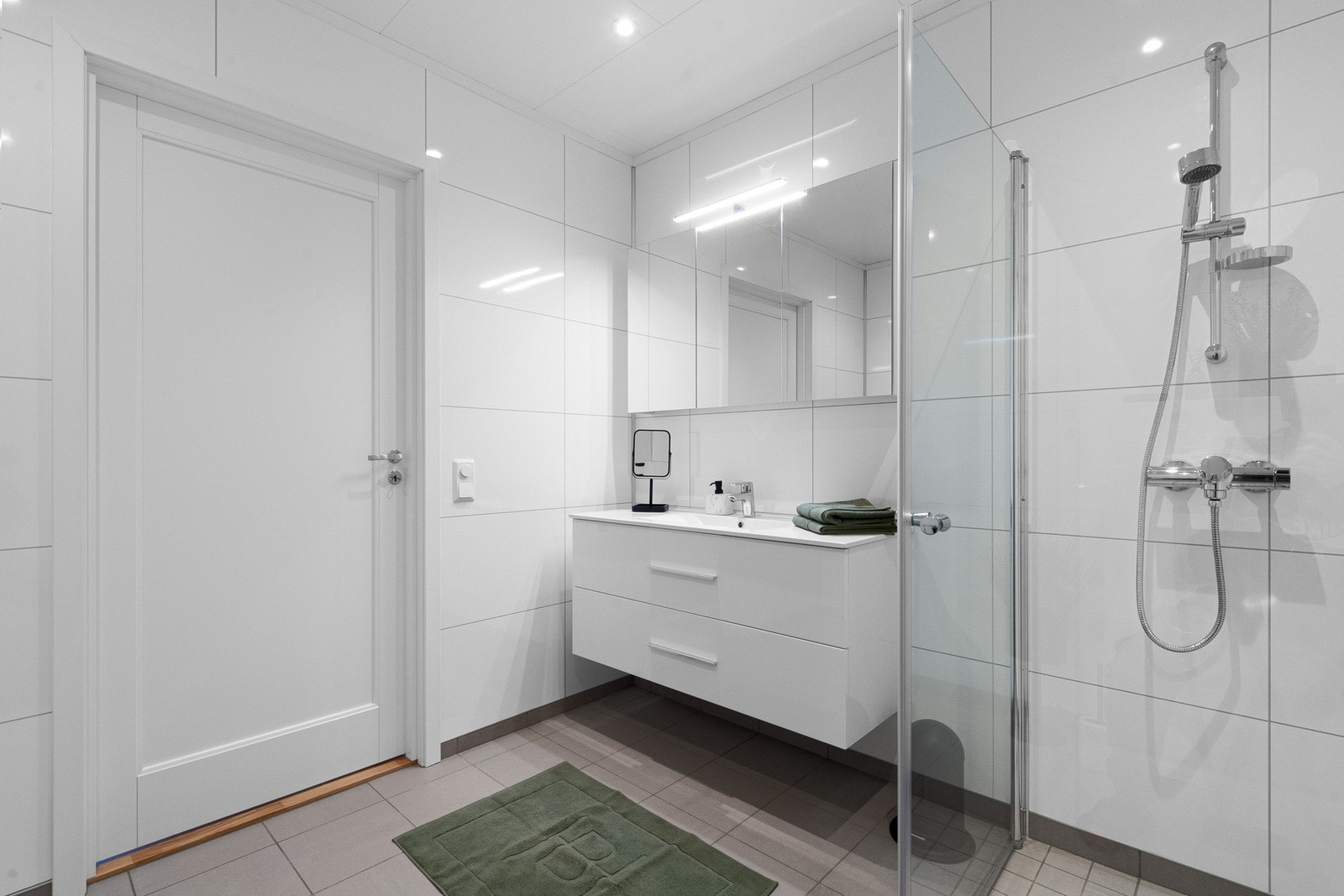 Innredning med skuffer og speilskap med lys Galleribilde