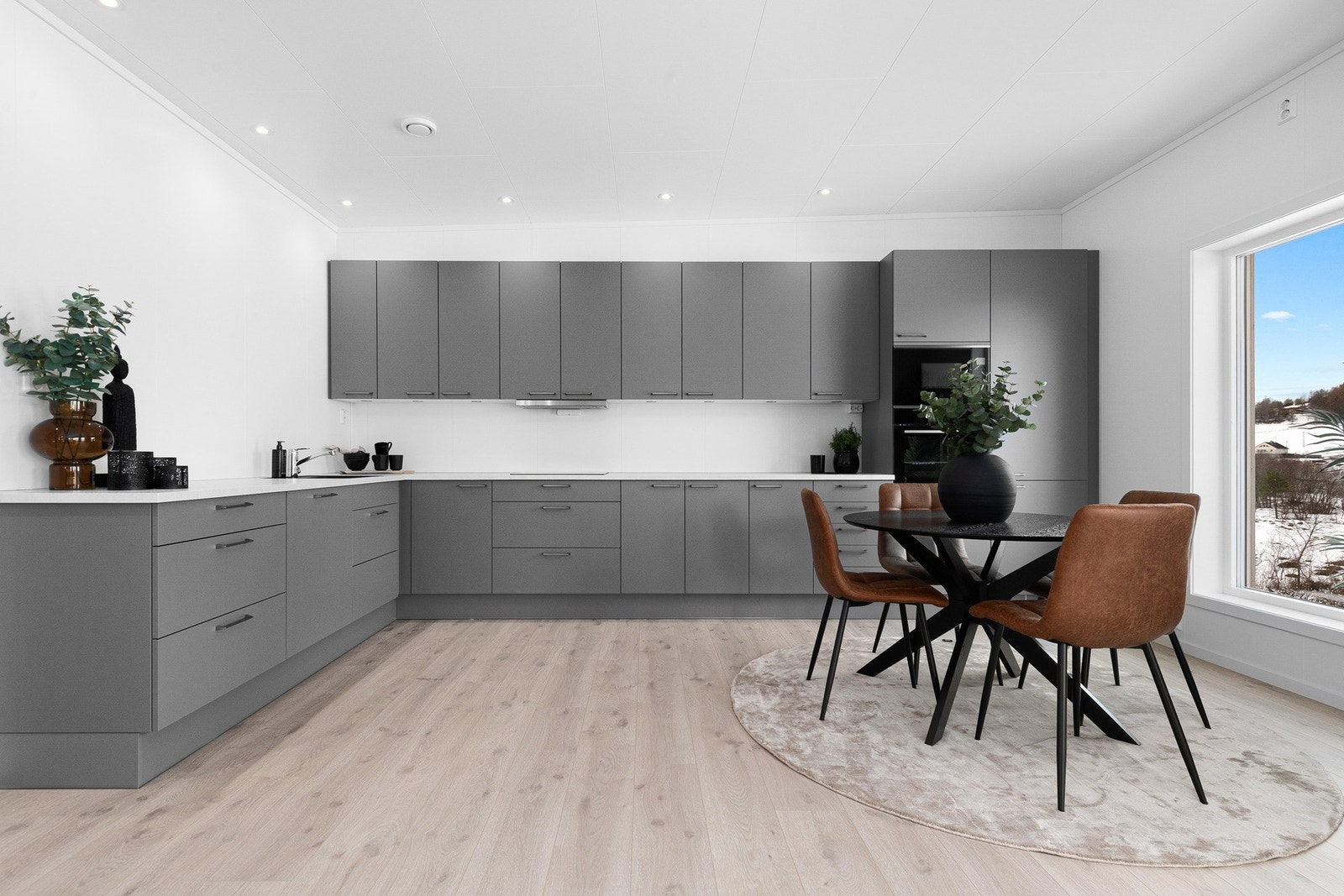 Romslig kjøkken i moderne farger med integrerte hvitevarer Galleribilde