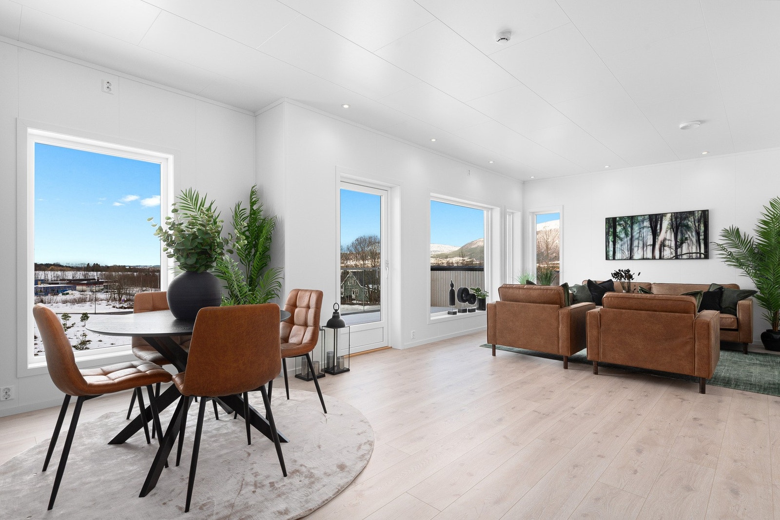 Lys og romslig stue og kjøkken med god takhøyde Galleribilde