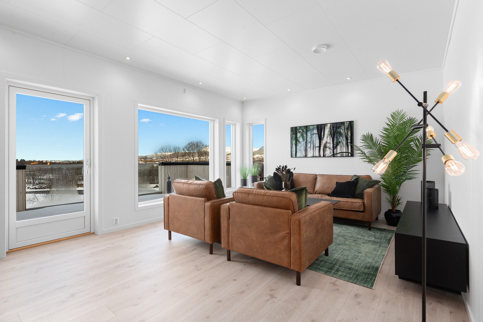 Fra stue er det utgang til vestvendt veranda med gode solforhold Galleribilde