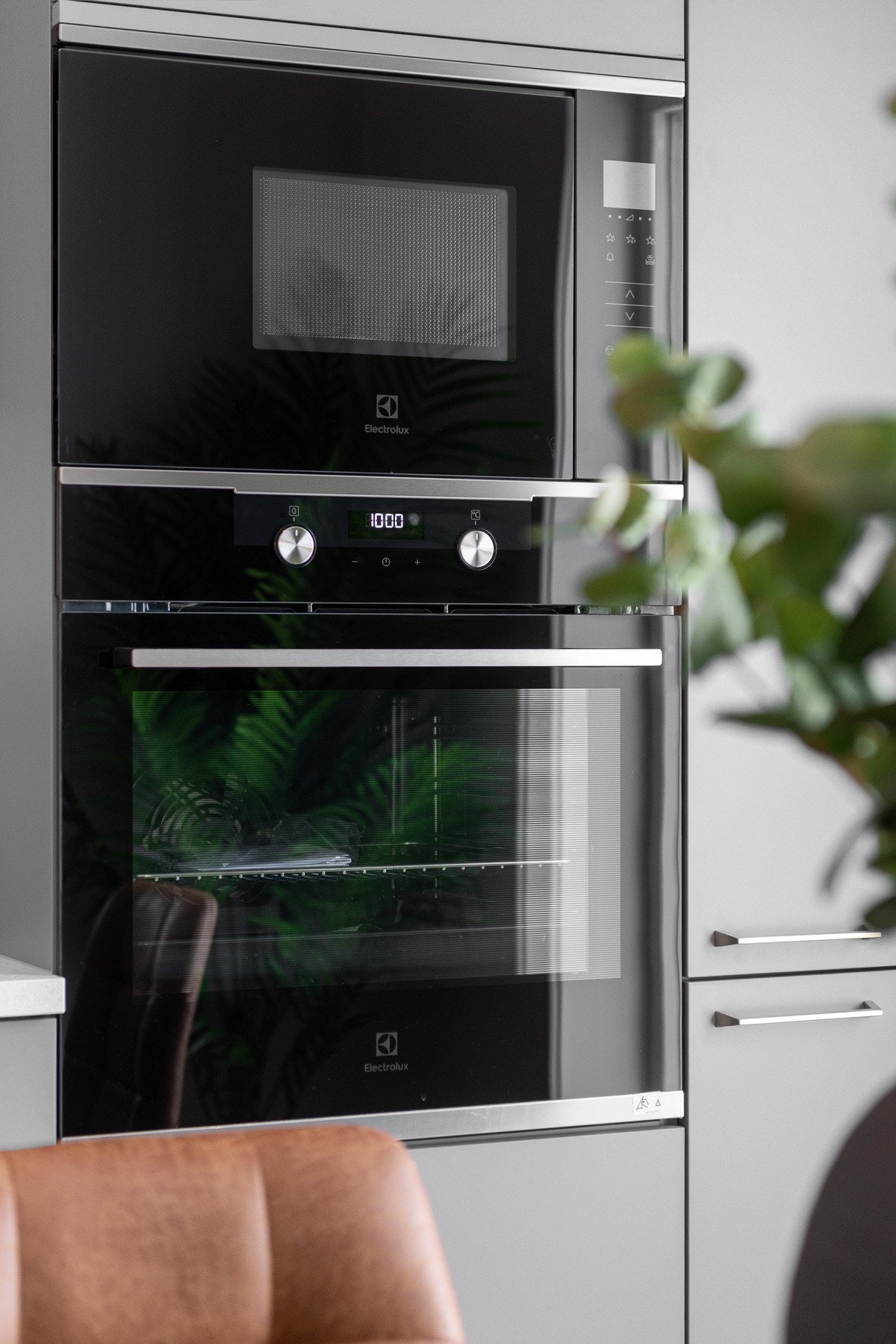 Integrerte hvitevarer fra Electrolux - her ser du mikro og stekeovn Galleribilde