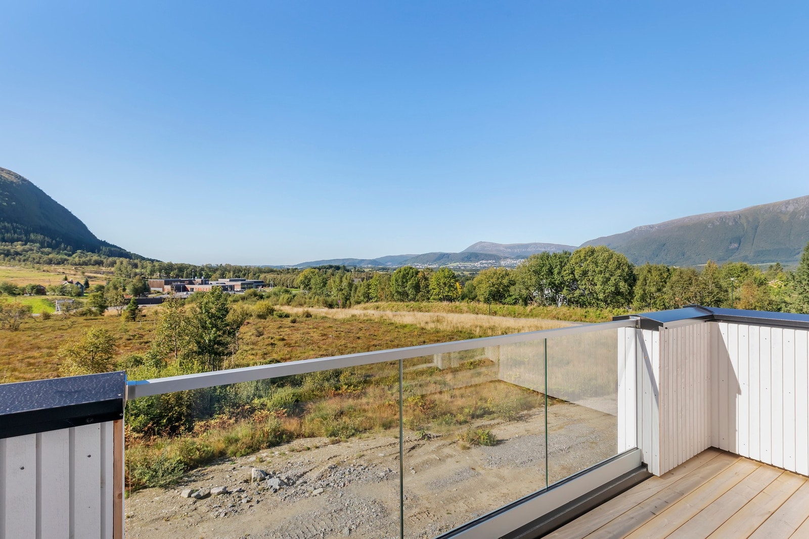 Det er åpent og landlig påLauvåsen Galleribilde