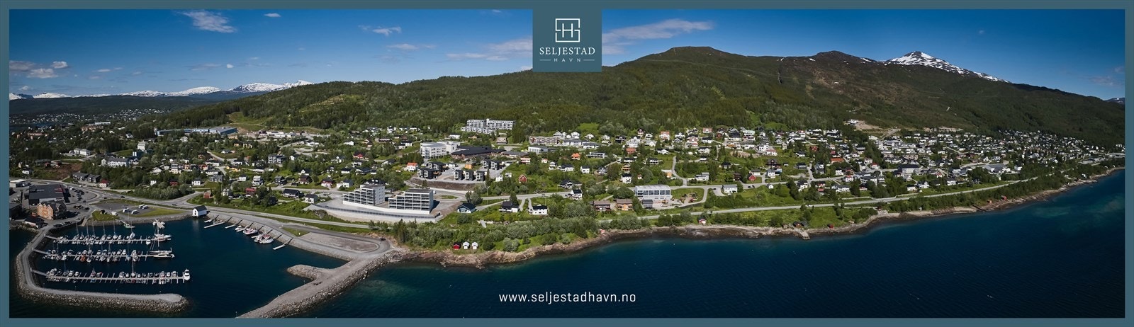 Synet av Finnfjorden og videre ut mot Reisafjorden blir man aldri lei. Galleribilde