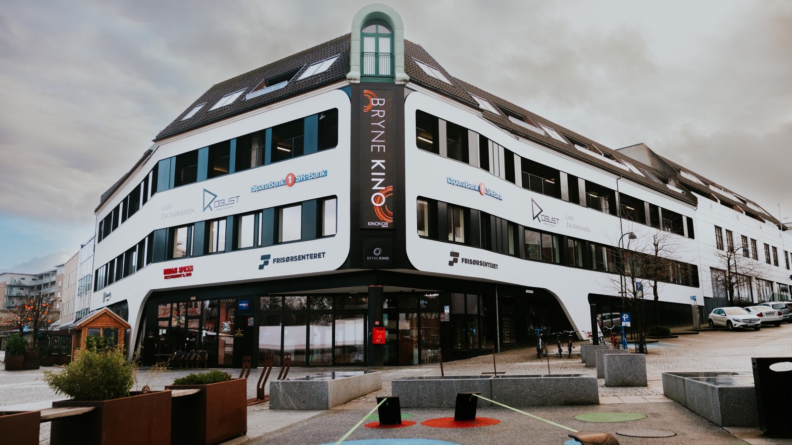 Bryne byr på flotte offentlige rom og parkområder, skulpturpark og et flott torg med faste, årlige festivaler. Bryne har også tilbud som kino, fotball, spisesteder, cafeer, stort kjøpesenter med mer. Galleribilde