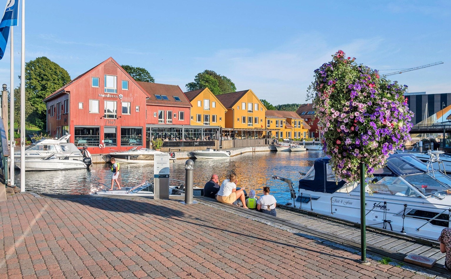 Nærområde - Fiskebrygga med gode restauranter Galleribilde