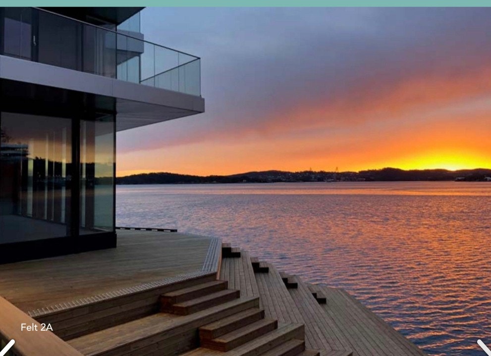 Strandpromenaden med en rekke badeplasser og restauranter Galleribilde