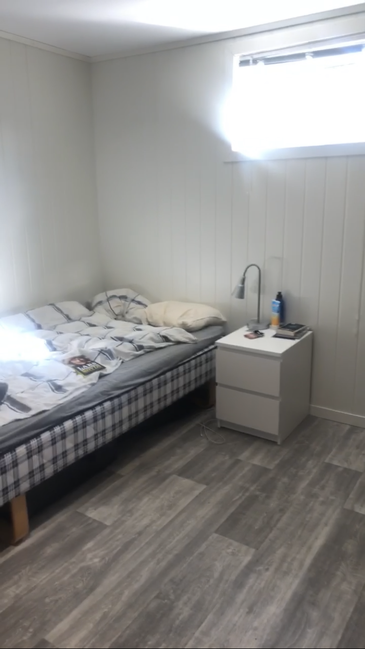 To siste bilder, 1 rom Galleribilde