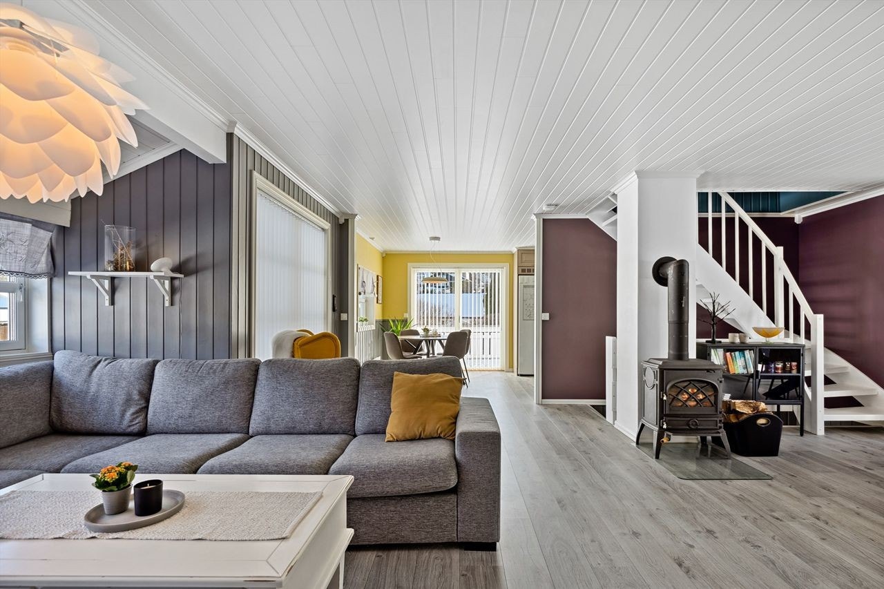 Stuen er midtpunktet i huset - her er det åpen trapp til loft -og underetasjen Galleribilde