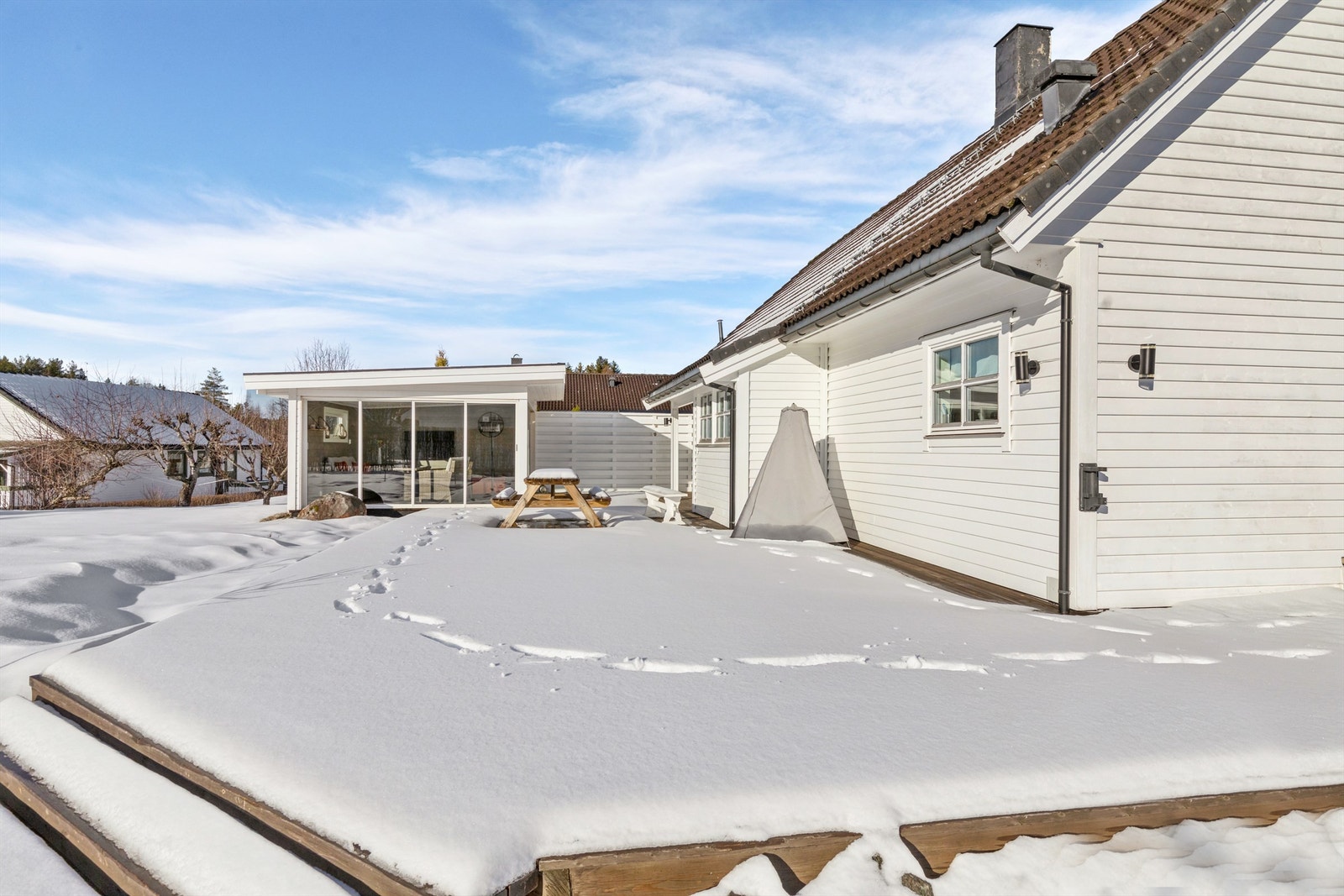Stor solrik terrasseplatting på baksiden av boligen Galleribilde