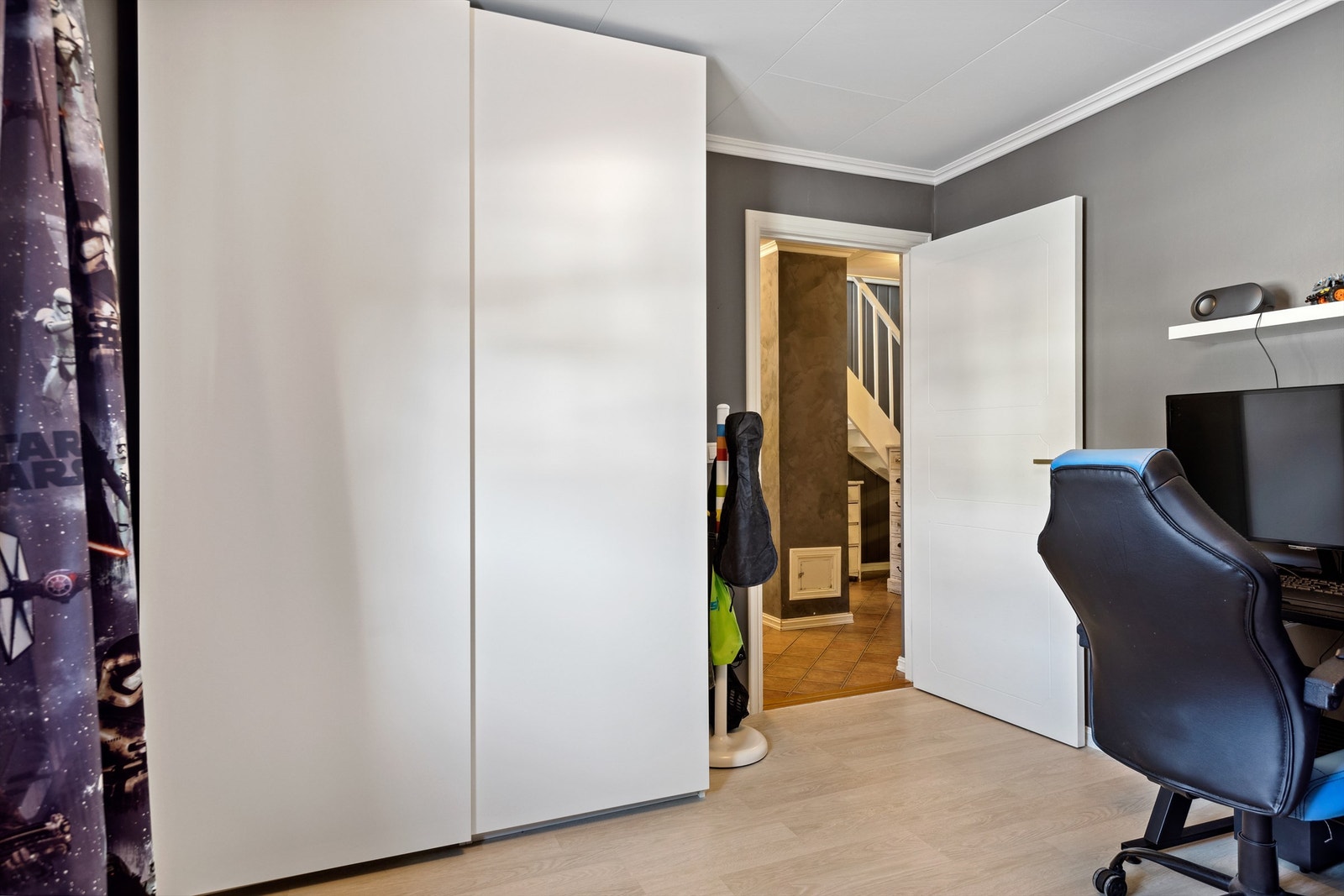 Soverom 2 i underetasjen med skyvedørsgarderobe Galleribilde