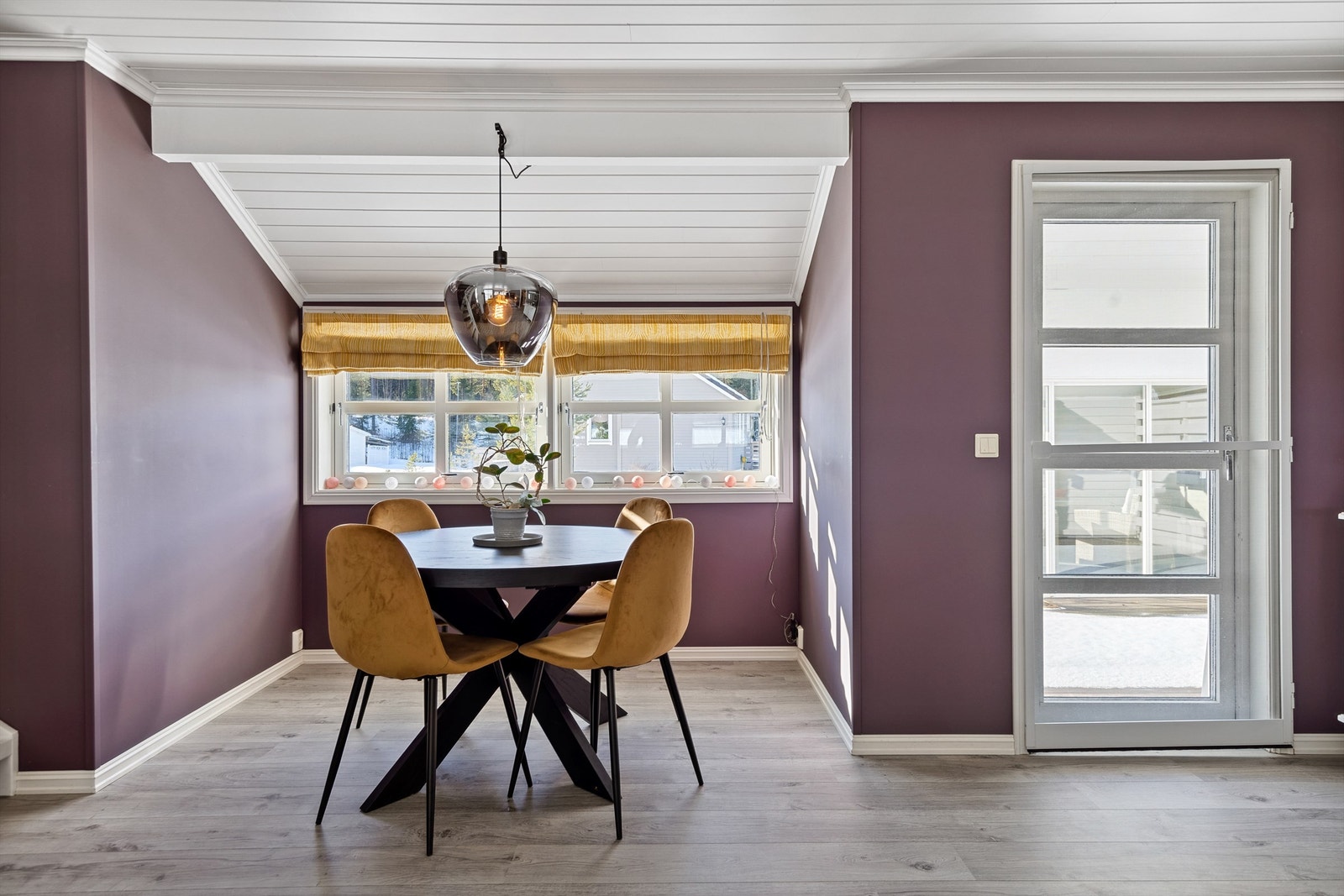 Utgang til terrassen som går over to sider av boligen Galleribilde
