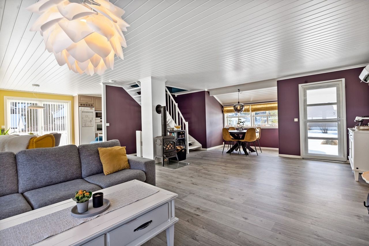 Fra underetasjen kommer du rett opp i stuen som er åpen og lys med god plass til flere sittegrupper Galleribilde