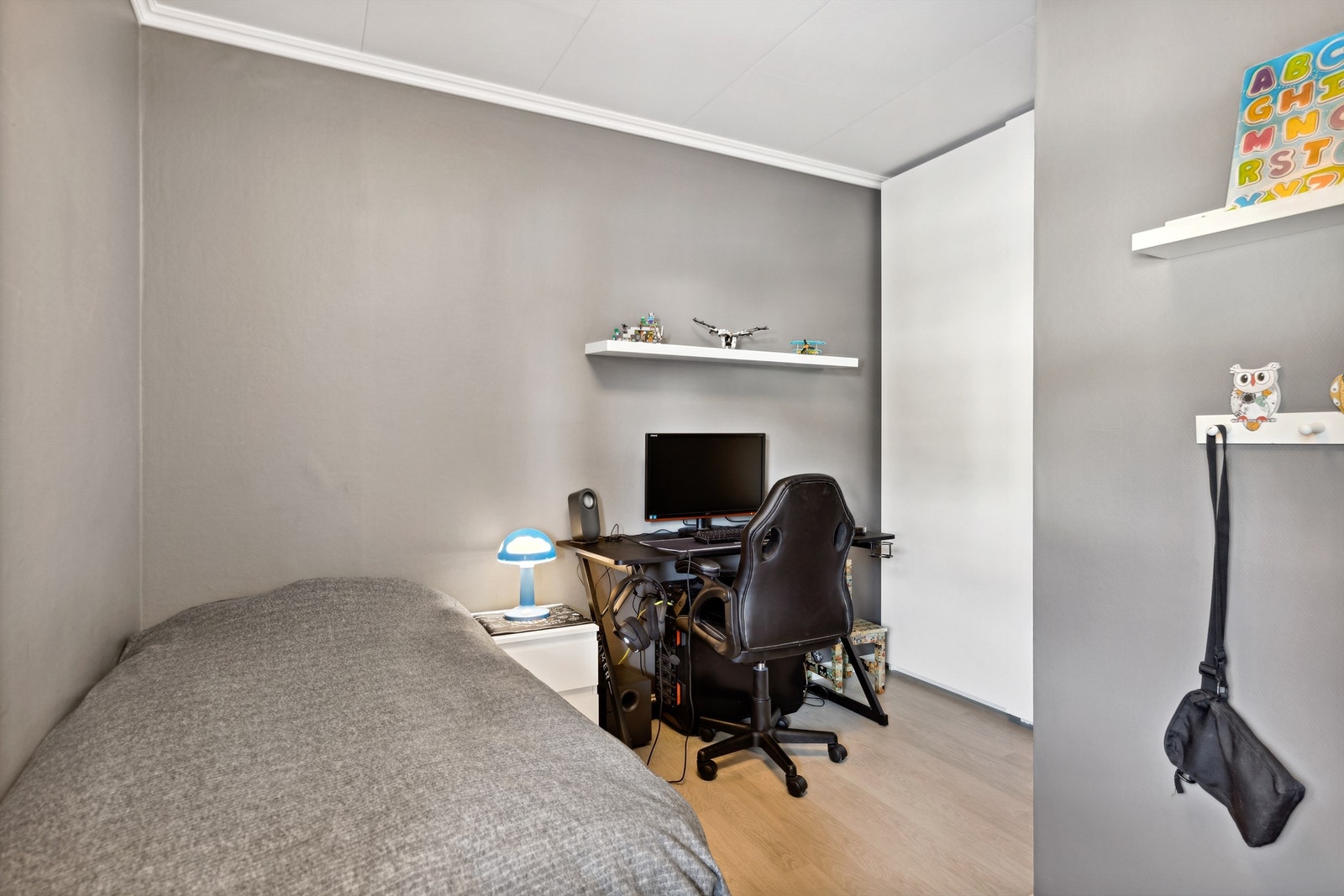 Soverommet har stor skyvedørsgarderobe Galleribilde