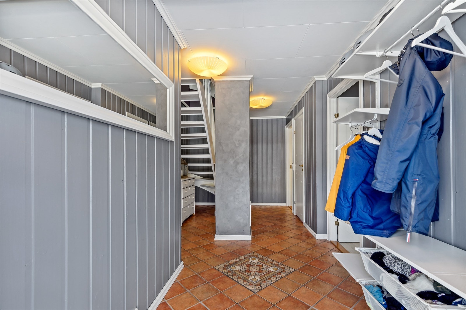 Entré/trappehall med god garderobeplass Galleribilde