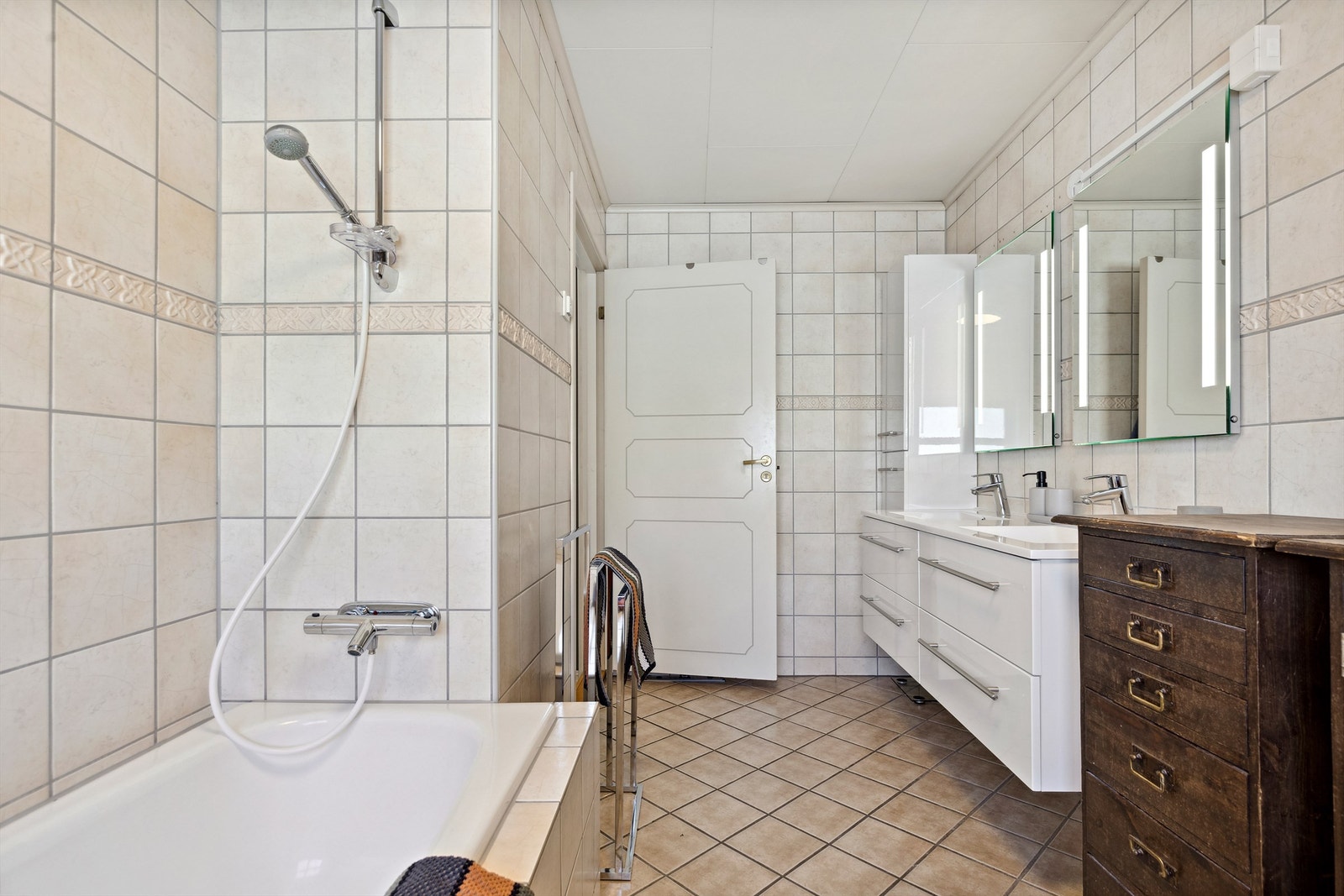 Badet er fra 2003, men med nyere toalett og baderomsinnredning Galleribilde