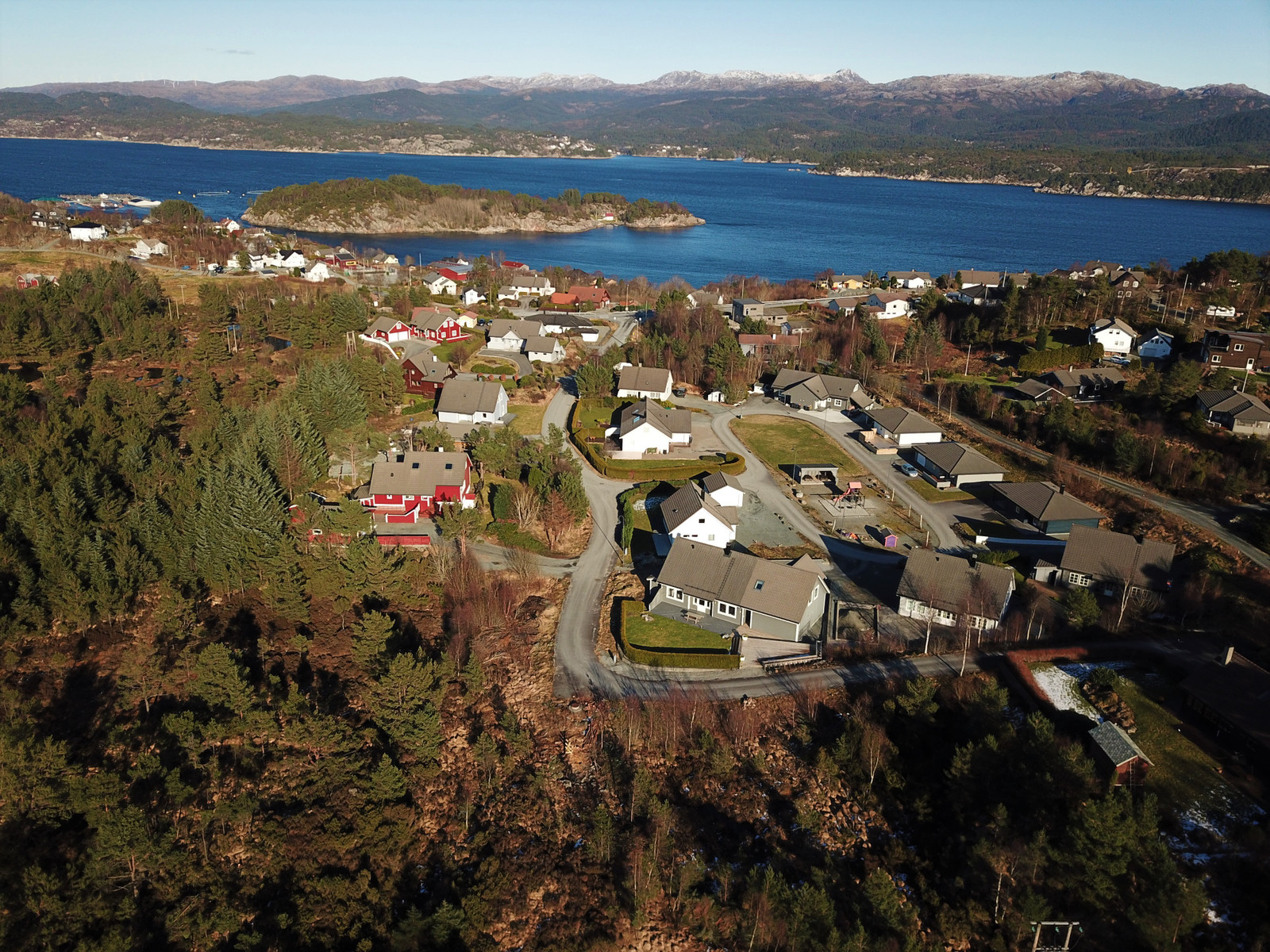 Sletthaugen, Folderøy