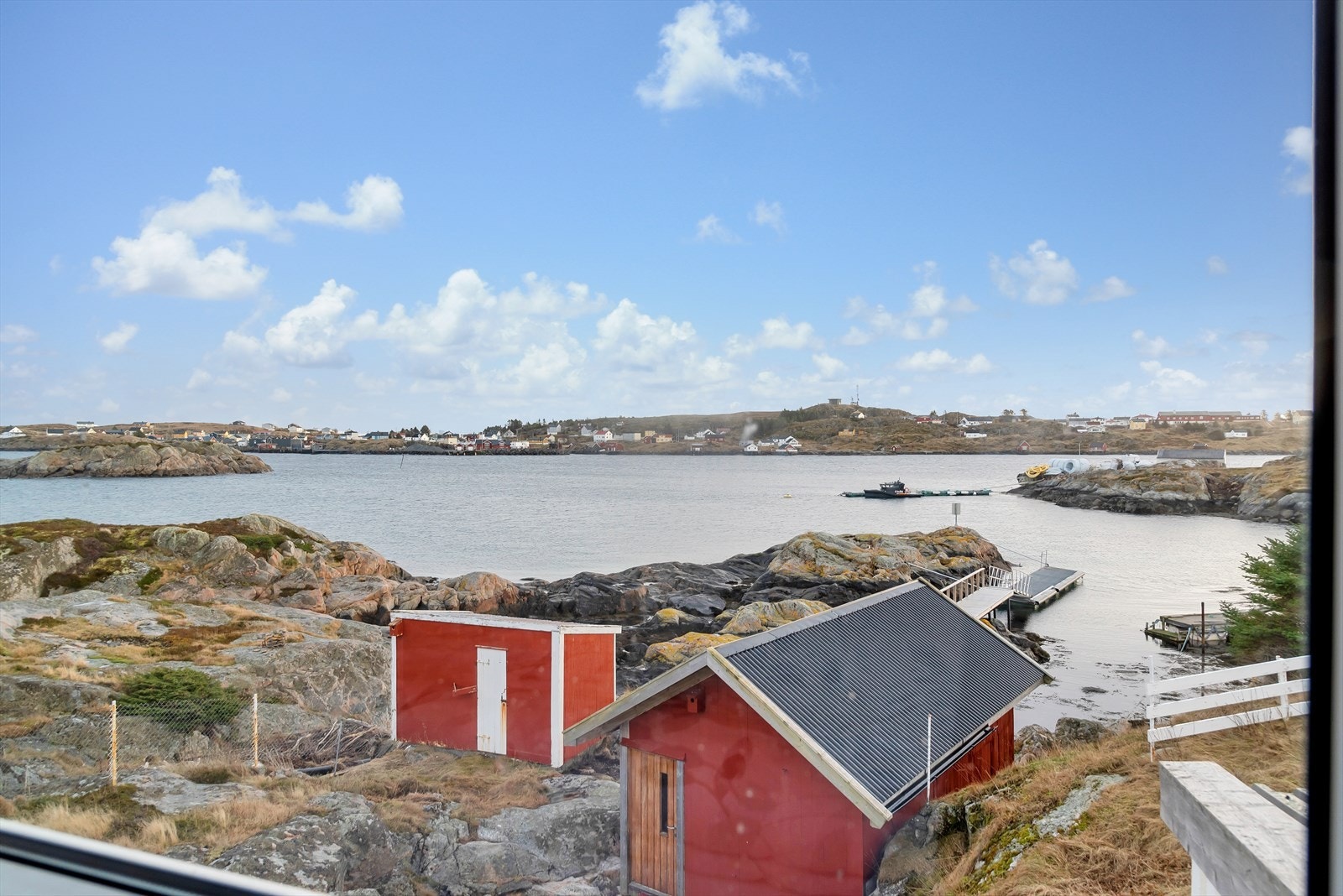 Fra 2 etasje ser du ned mot naust og uthus Galleribilde