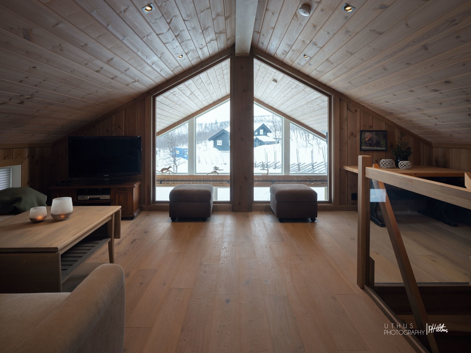 Loftstuen er lukket mot stuen, men man kan nyte utsikten via gjennomgående vinduer. Galleribilde