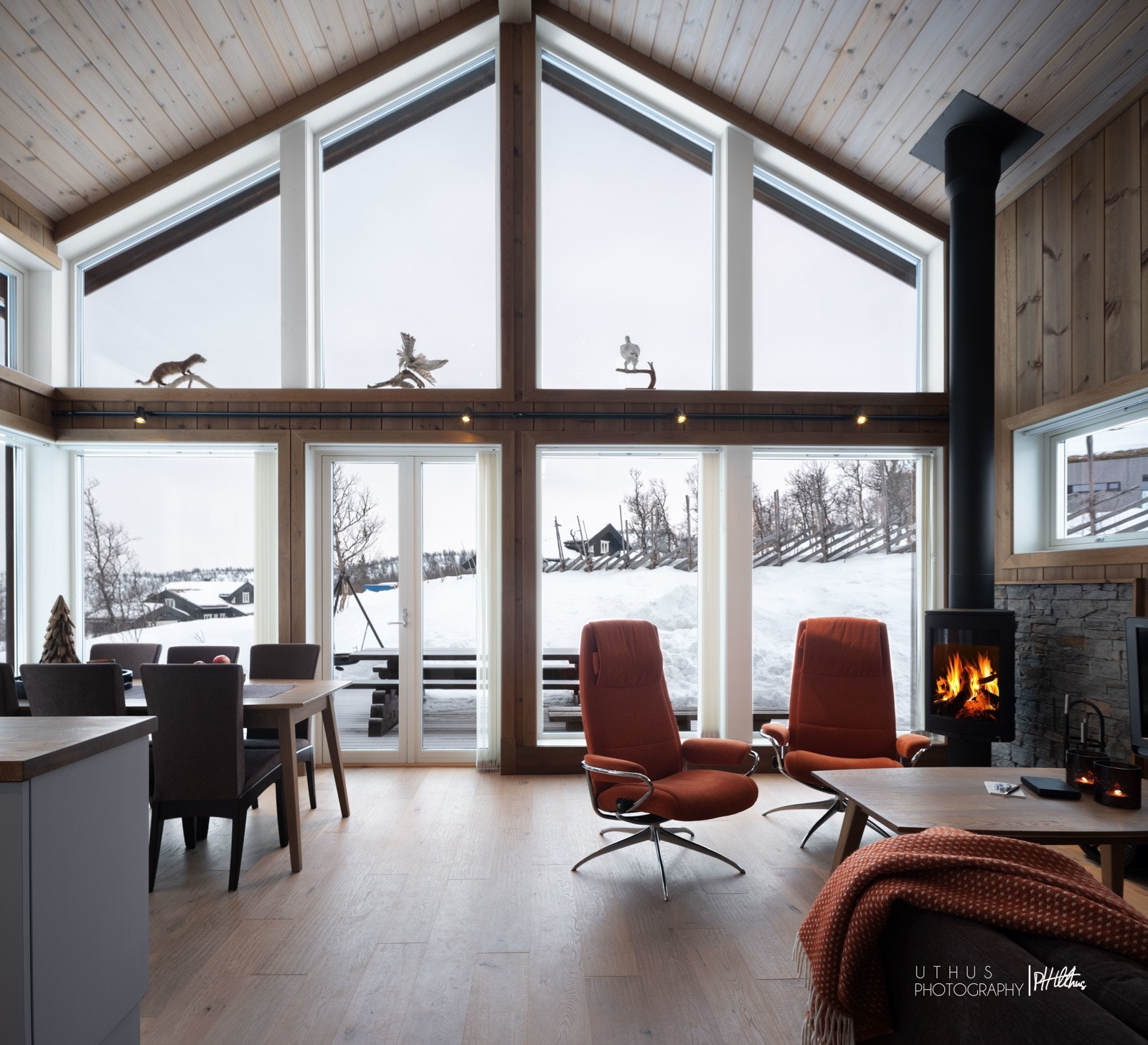 I stuen er det store vindusflater som gir deg godt lys, flott utsikt og binde ute- og innerom sammen Galleribilde