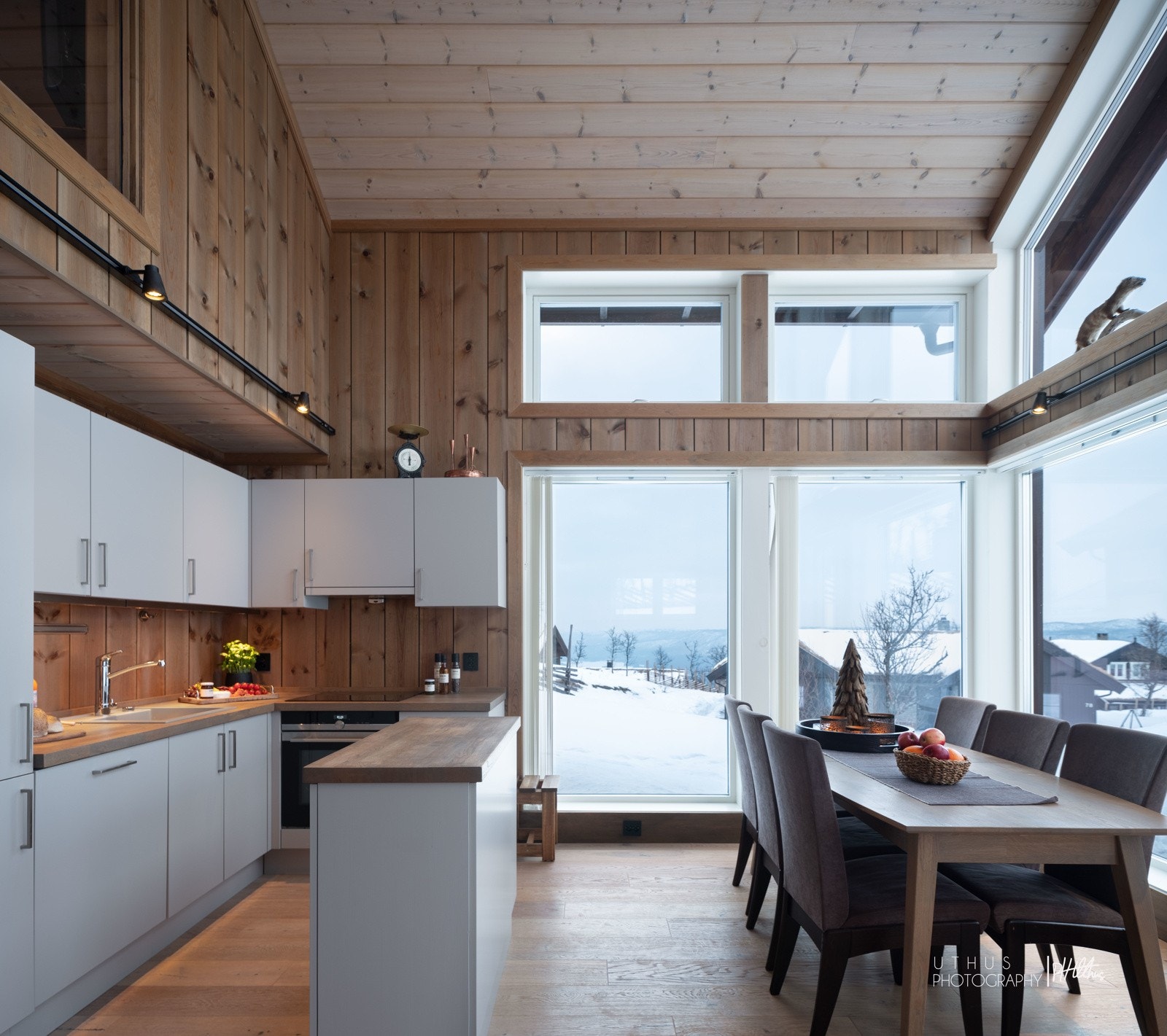 Lys og fin kjøkkeninnredning med integrerte hvitevarer Galleribilde