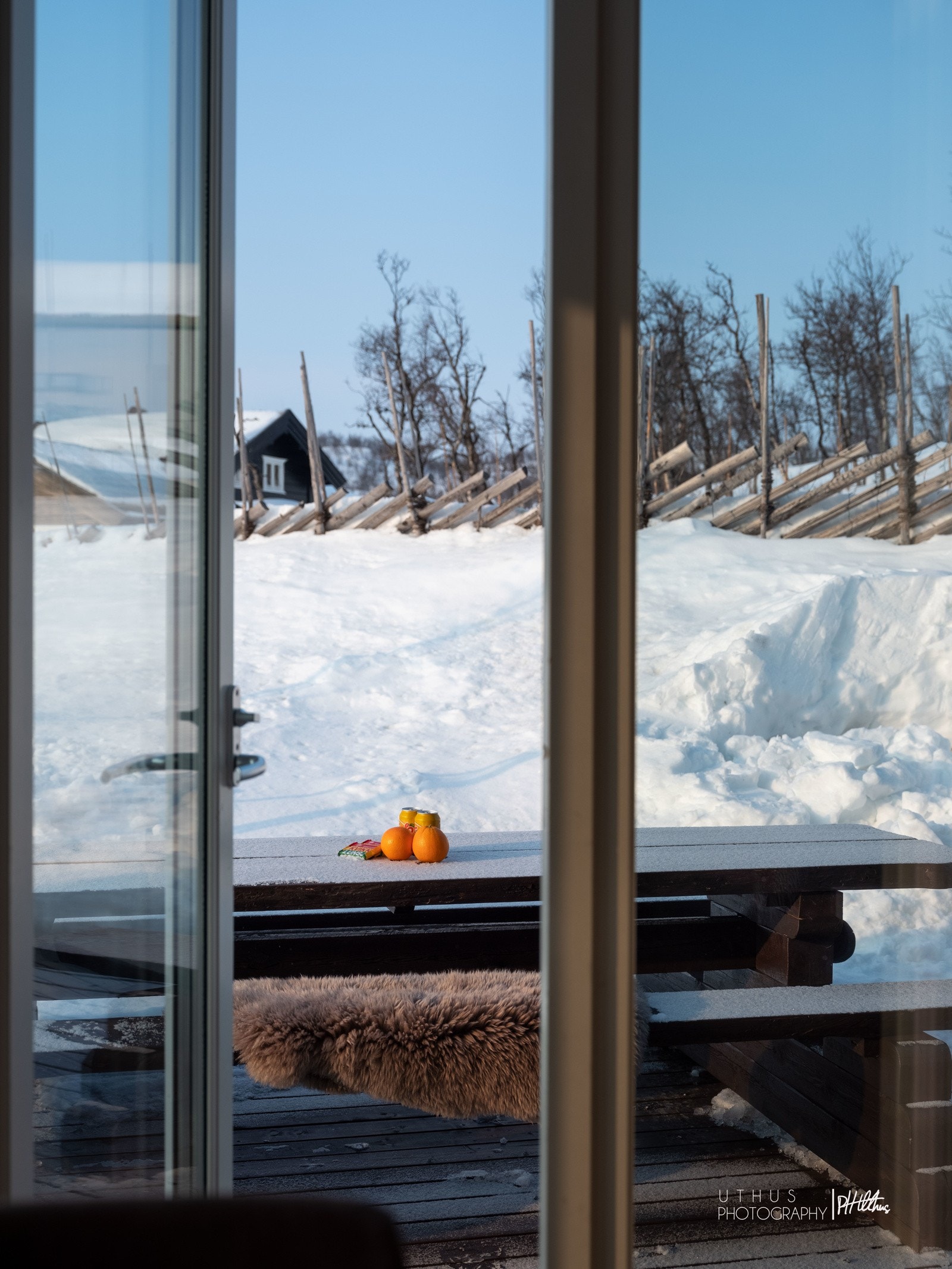 Fra stuen har du utgang til romslig terrasse Galleribilde
