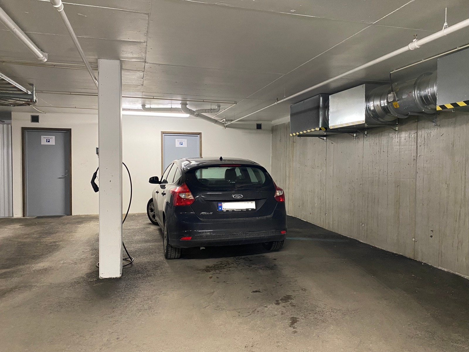 Leiligheten disponerer en fast plass i garasjen med tilhørende bod Galleribilde