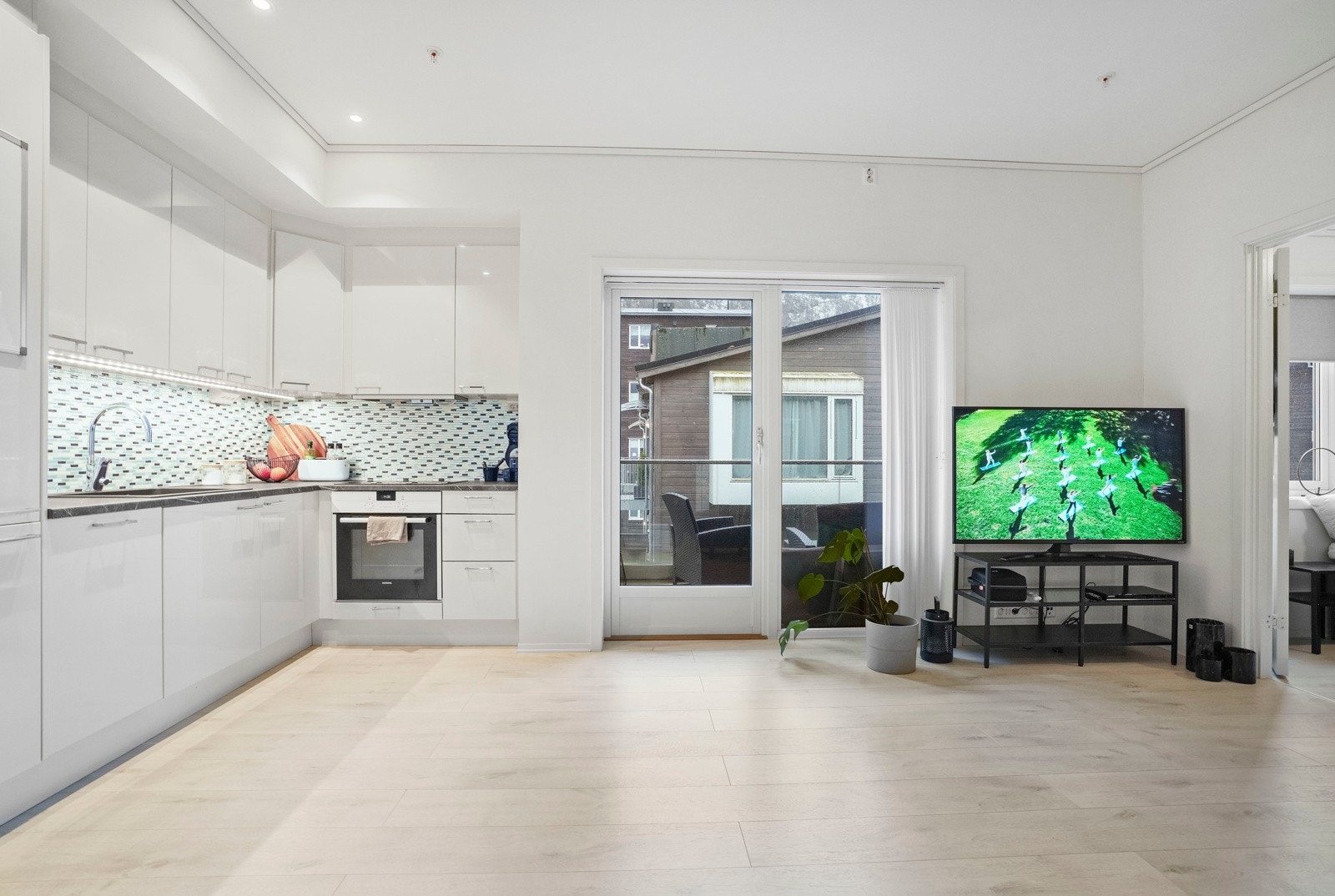 Leiligheten ble oppført i 2017 og har gjennomgående god standard på overflater og innredninger Galleribilde