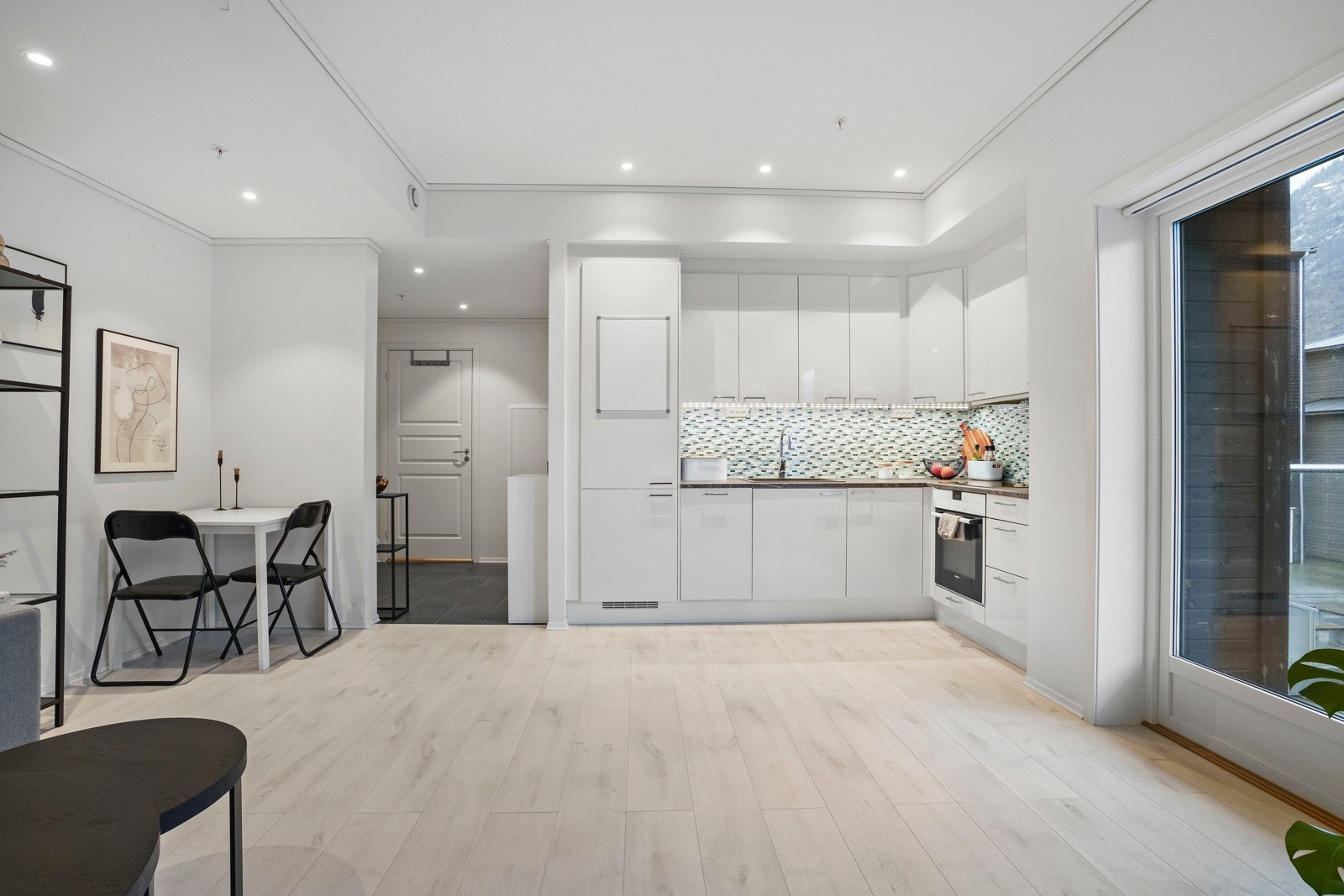 Åpen stue / kjøkken-løsning med adkomst ut til sørvendt balkong Galleribilde