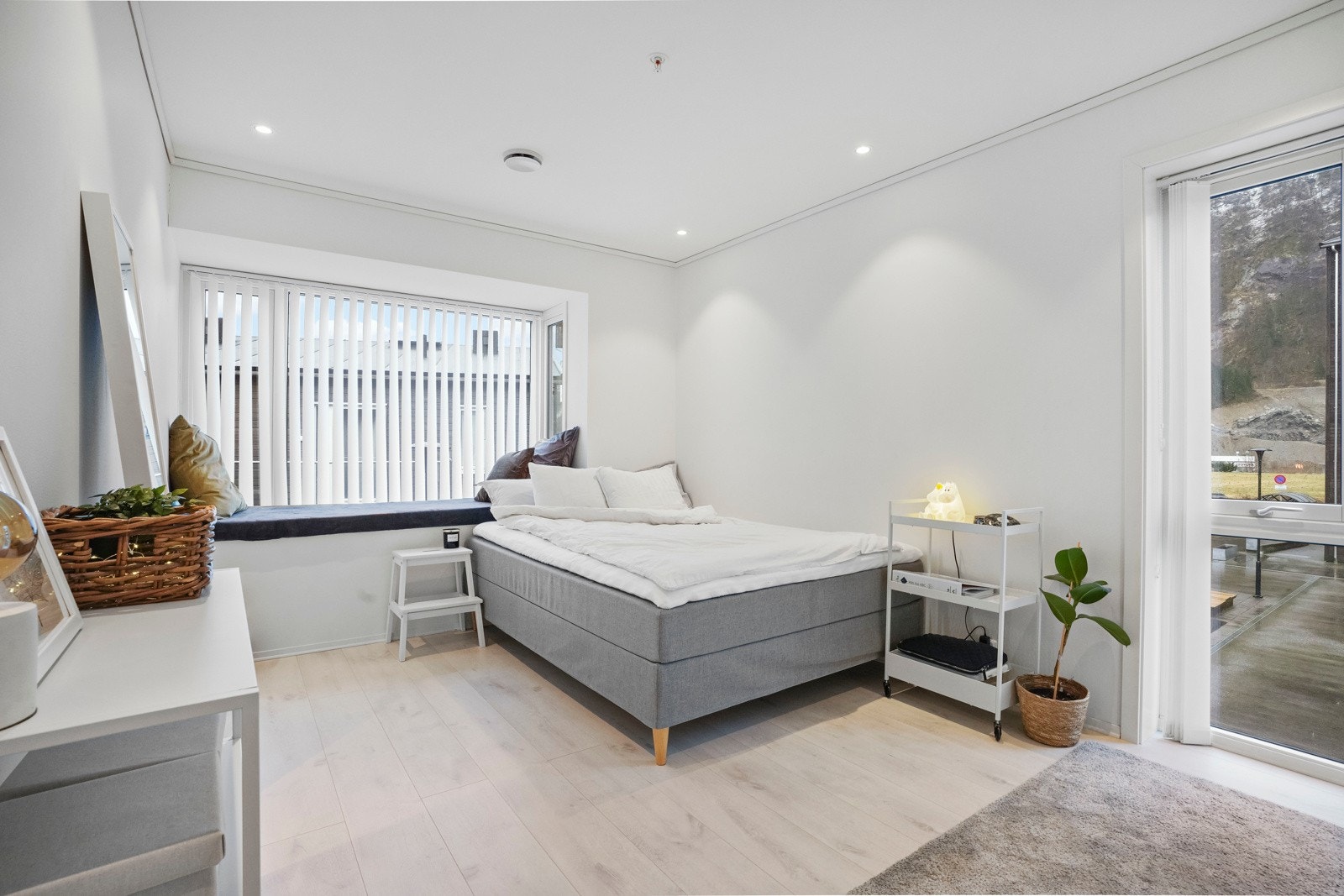 Hovedsoverommet er av god størrelse med karnapp Galleribilde