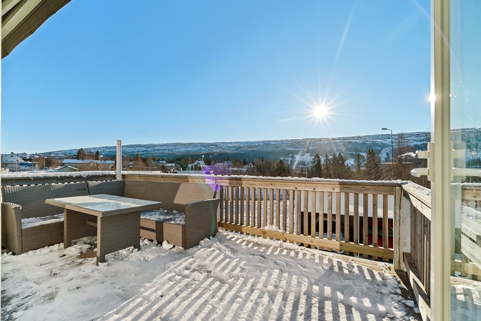Utgang til stor og solrik terrasse Galleribilde