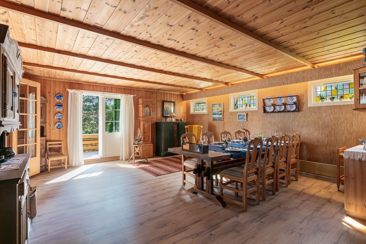 Spisestue med dobbel terrassedør med utgang til terrasse. Nye led lys med demping over vinduer. Galleribilde