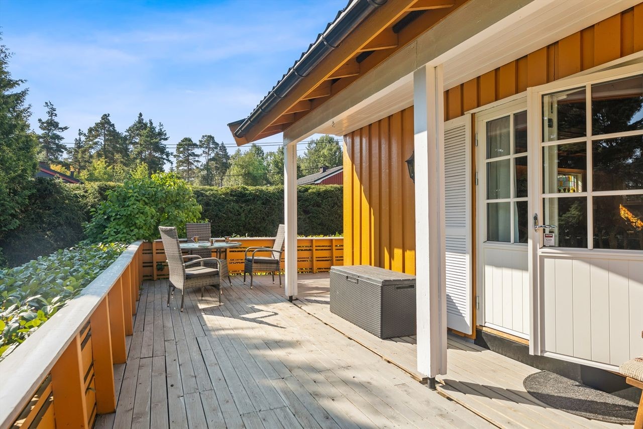 Terrasse mot hagen Galleribilde
