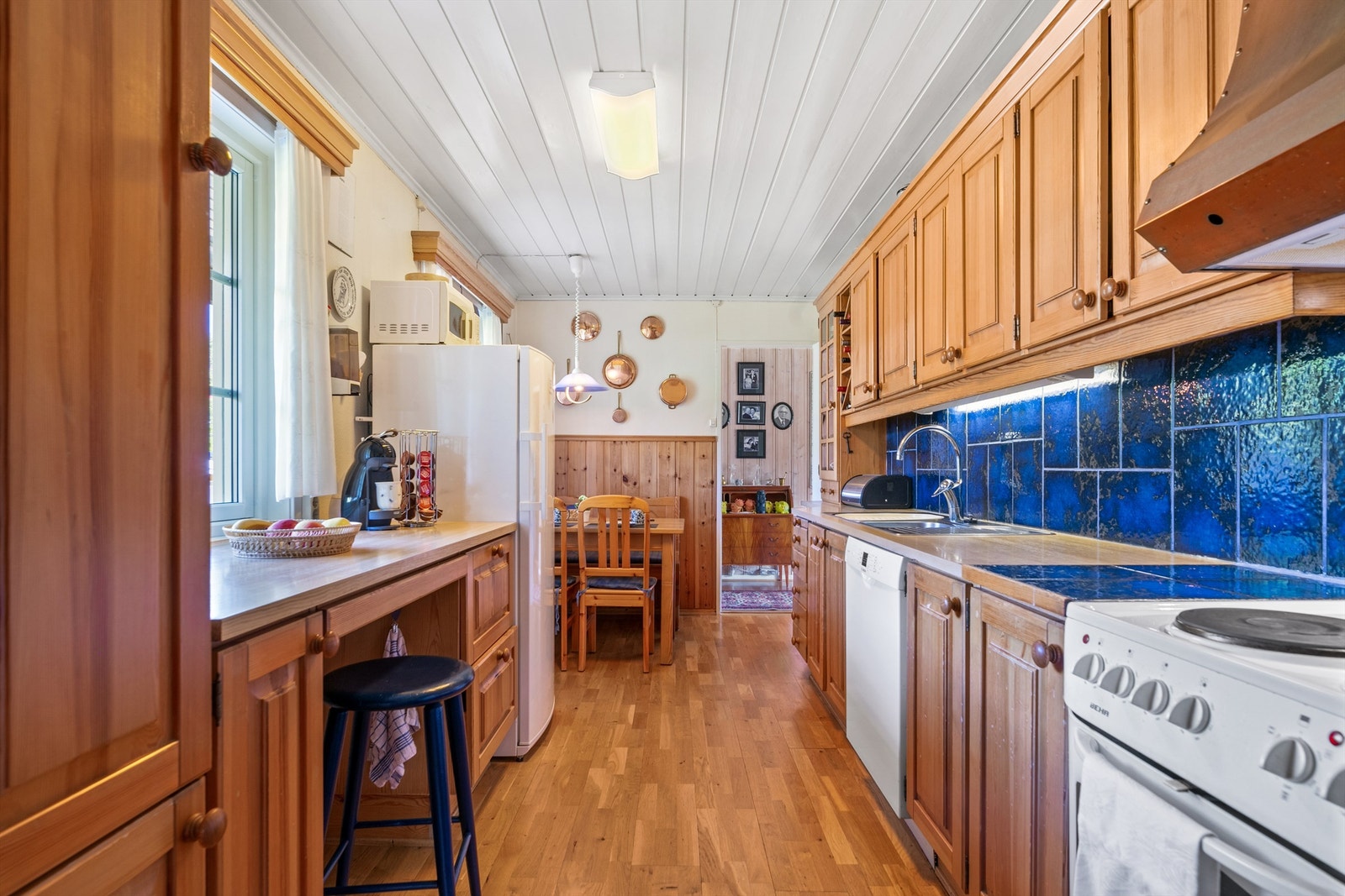 Eldre kjøkken med innredning i heltre fra Finnskogmøbler. Galleribilde