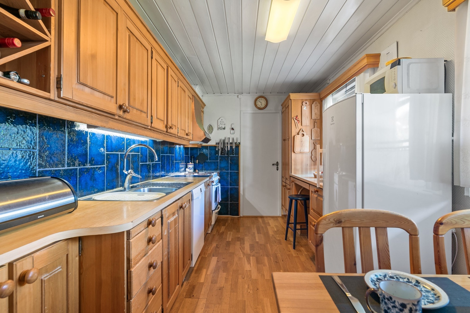 Avsatt plass til hvitevarer og plass til spisekrok på kjøkkenet Galleribilde