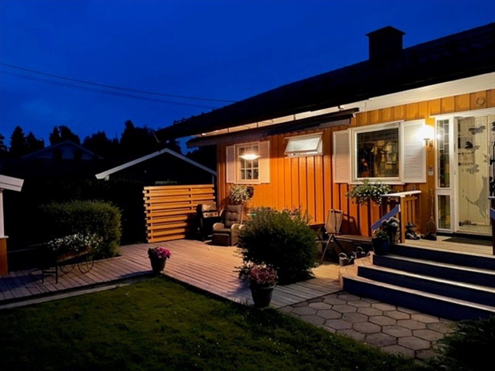 Hyggelig inngangsparti på kvelden med fin belysning Galleribilde