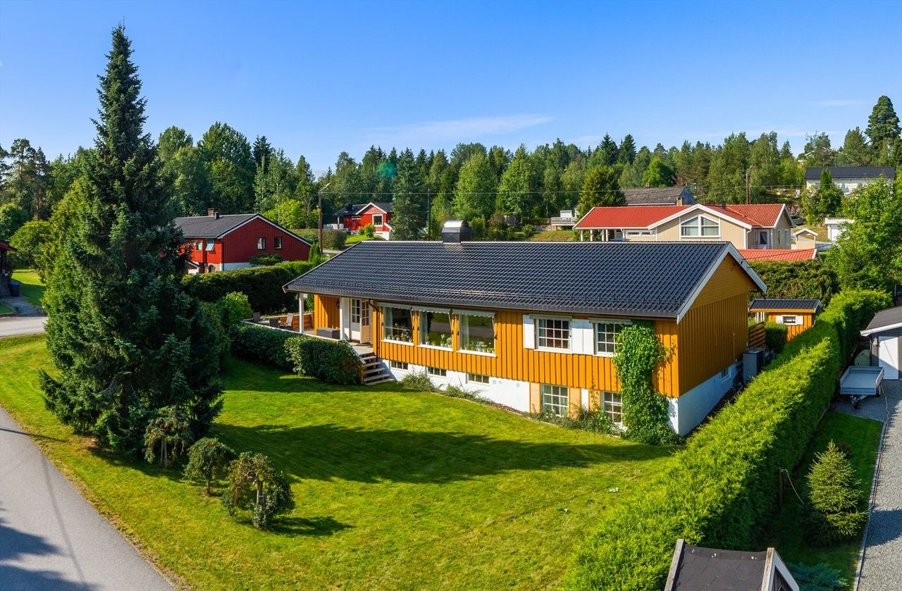 Enebolig med stor hage som er pent opparbeidet. Galleribilde