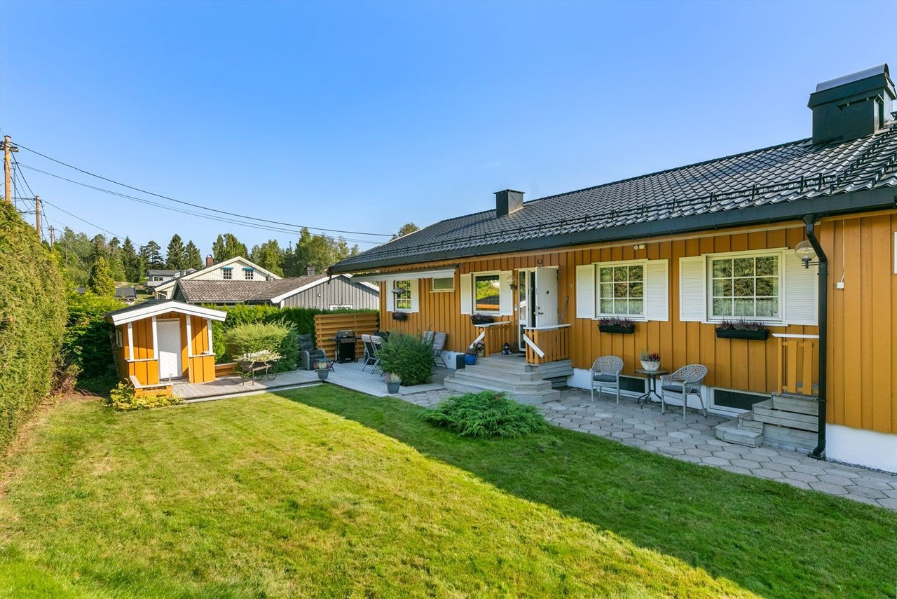 Inngangsparti med flere hyggelig uteplasser Galleribilde