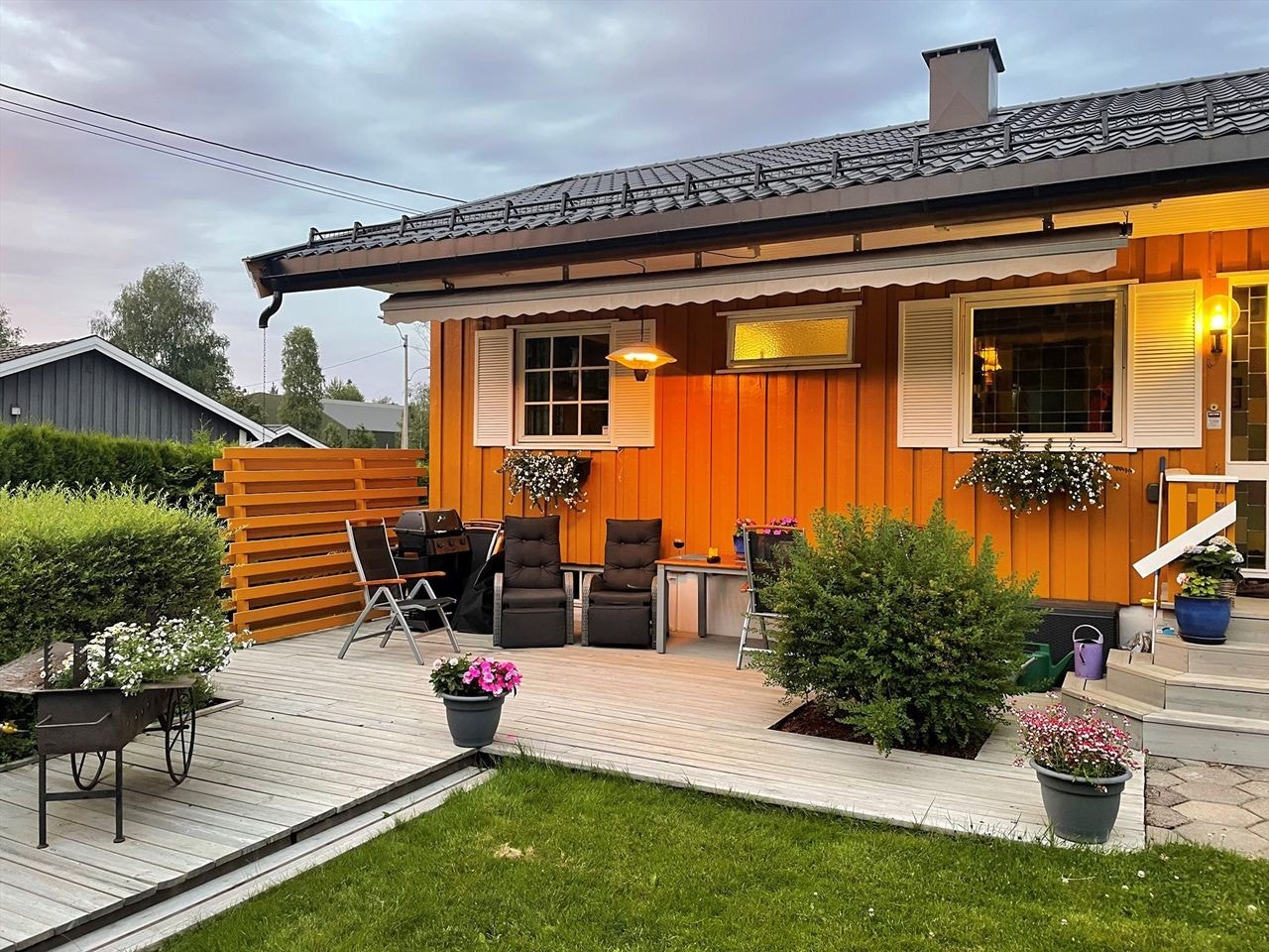 Hyggelig uteplass med inngang til stue Galleribilde