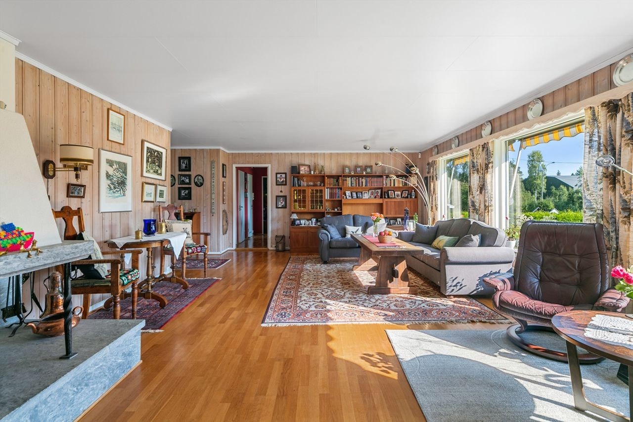 Store vindusflater som gir godt naturlig lys. Galleribilde