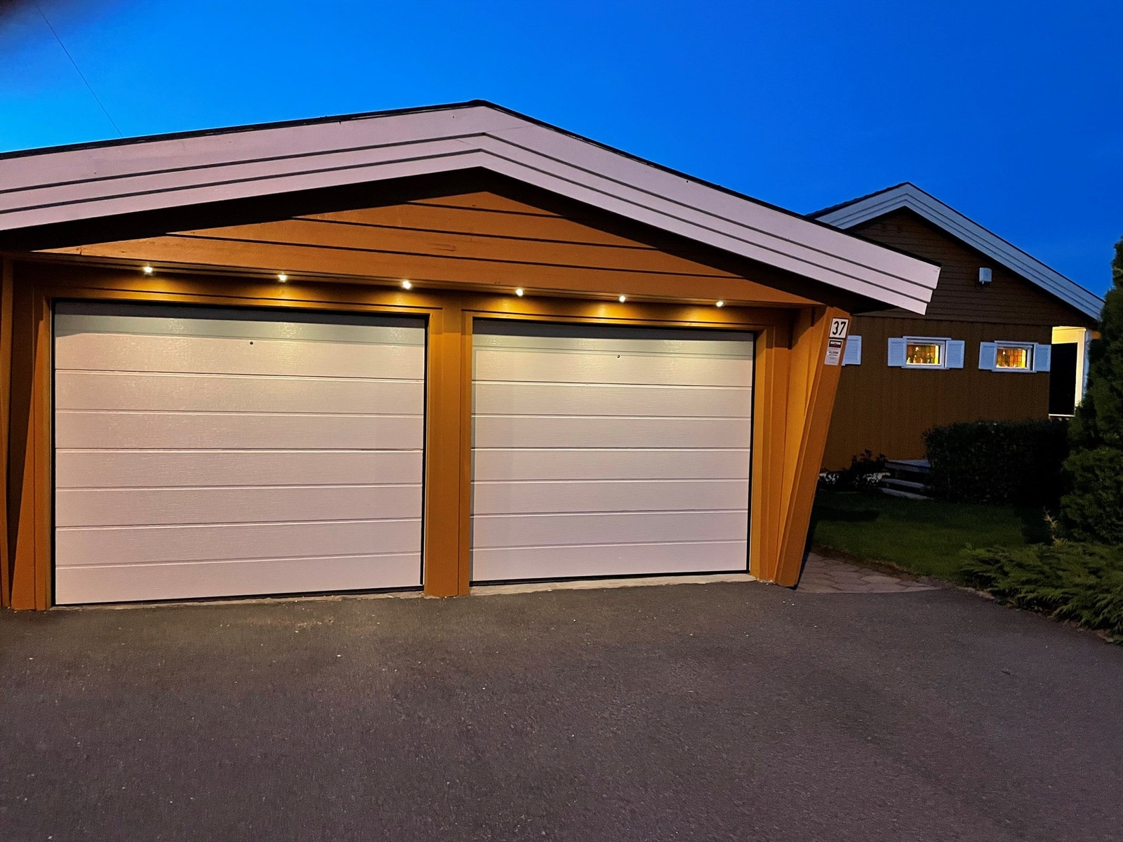 Garasjen med kveldsbelysning.jpg Galleribilde