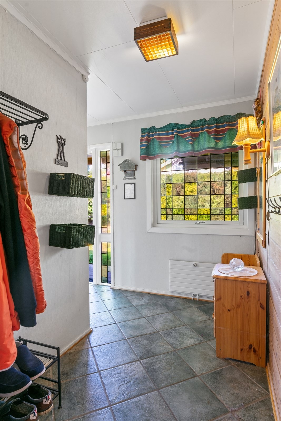 Entrè med adkomst til bad, toalett, soverom og trappegang. Galleribilde