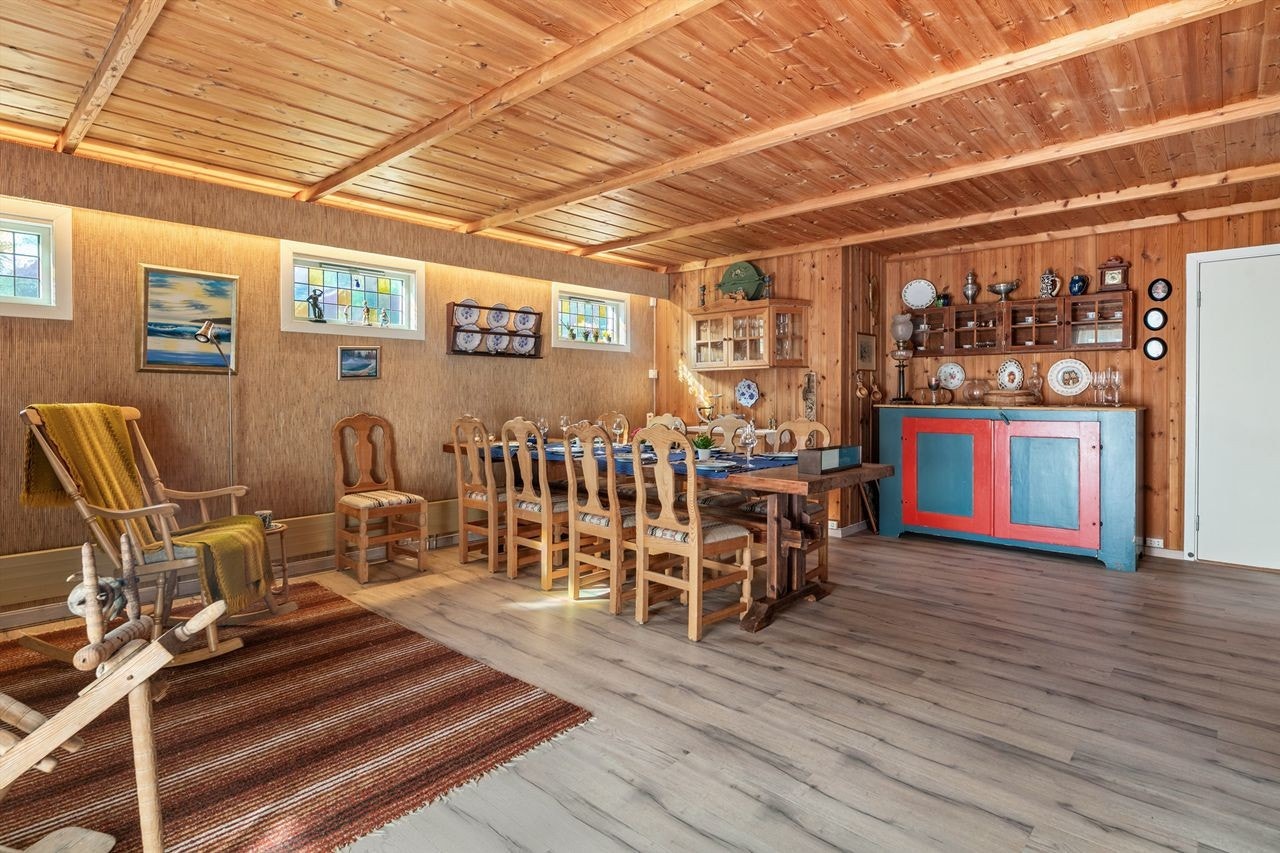 Romslig spisestue med plass til mange gjester Galleribilde